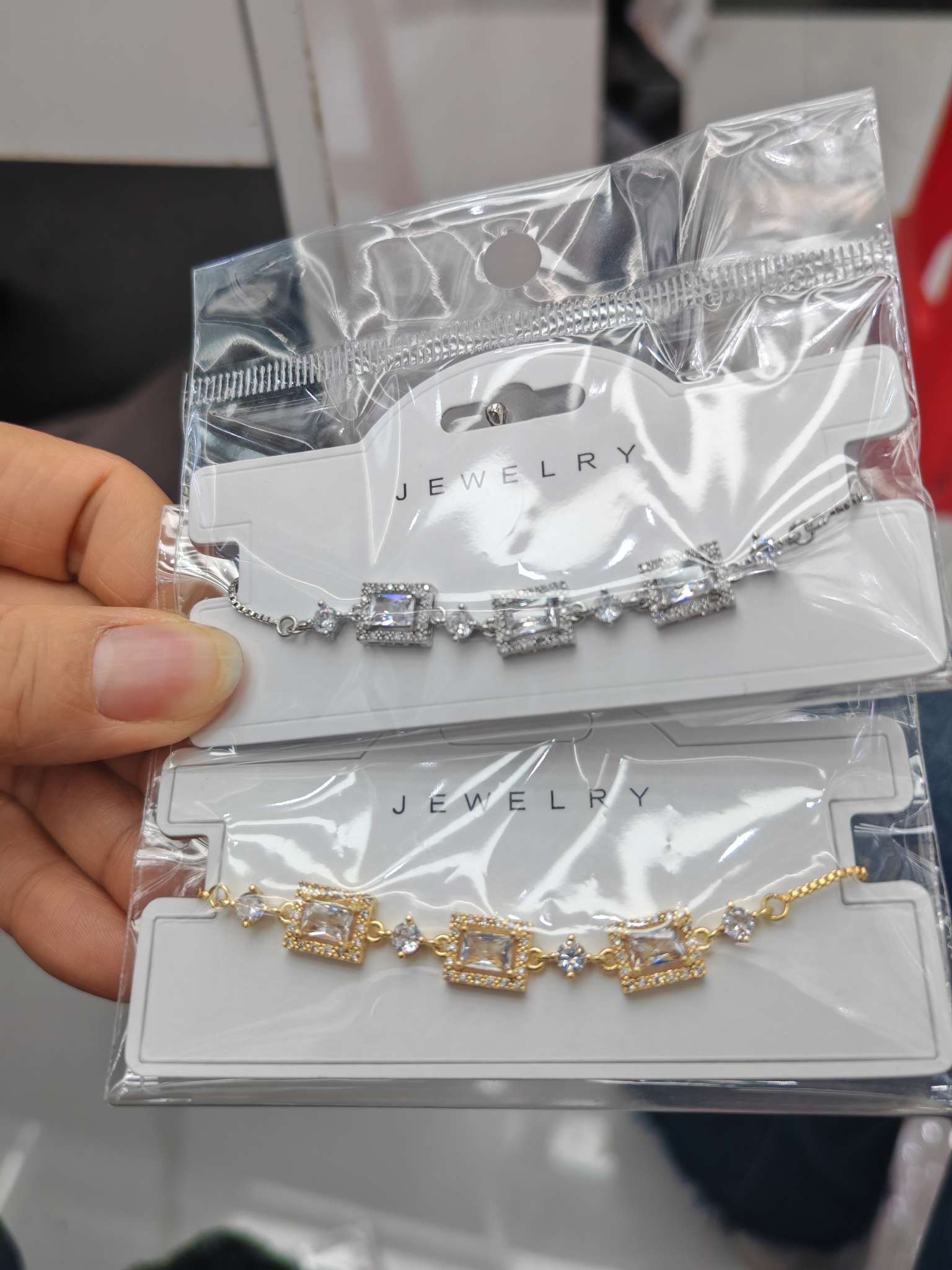 时尚简约金属耳钉女气质百搭个性潮流饰品配饰轻奢耳饰品女款  
多彩个性手链复古复古潮流饰品手链女学生简约百搭  