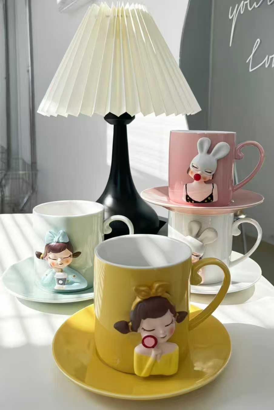 萌趣卡通杯碟，可爱女孩与兔耳小丑设计，点亮生活仪式感。产品图