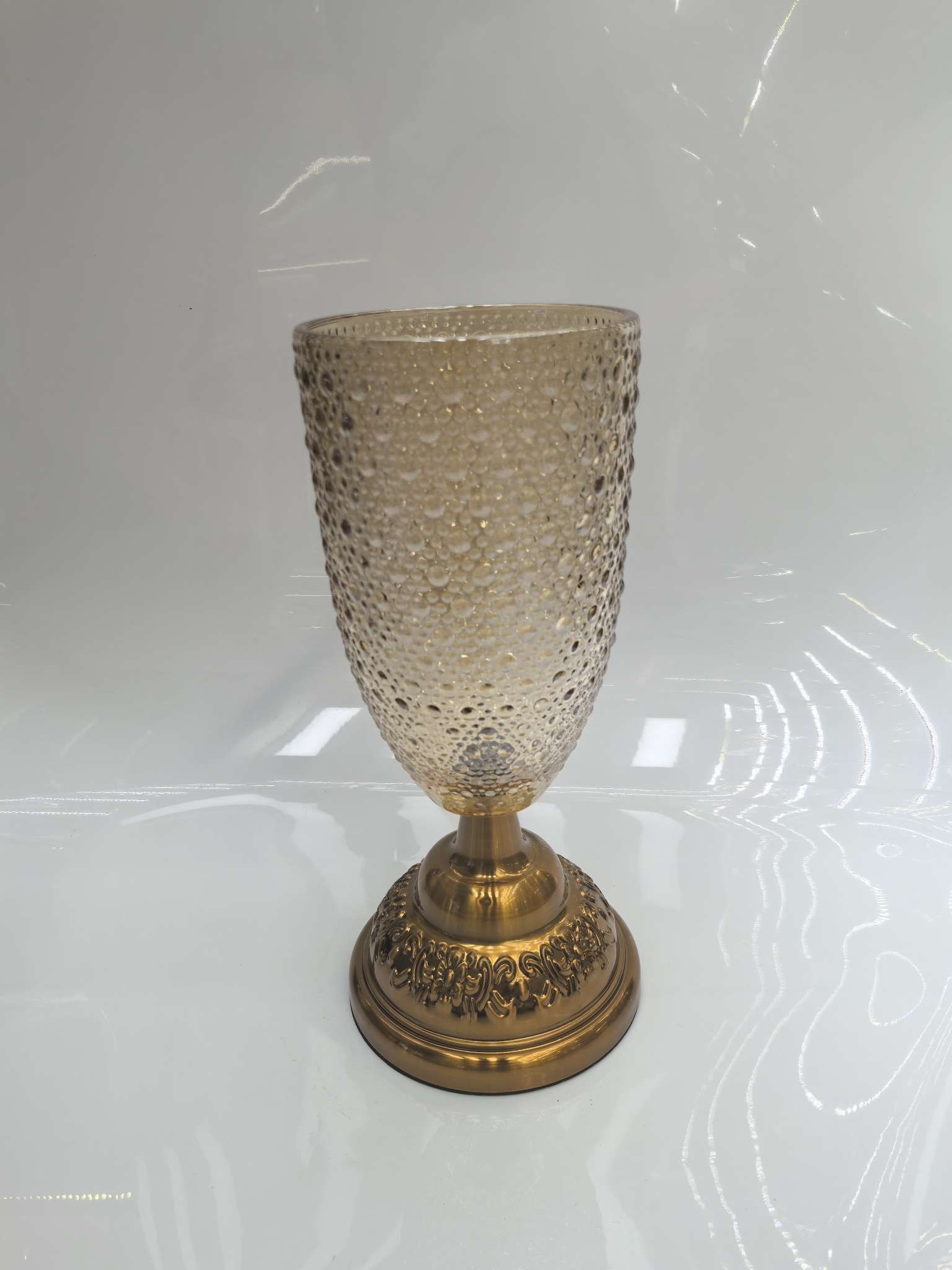 玻璃花瓶，自由搭配的灵感源泉”‌
从郁金香