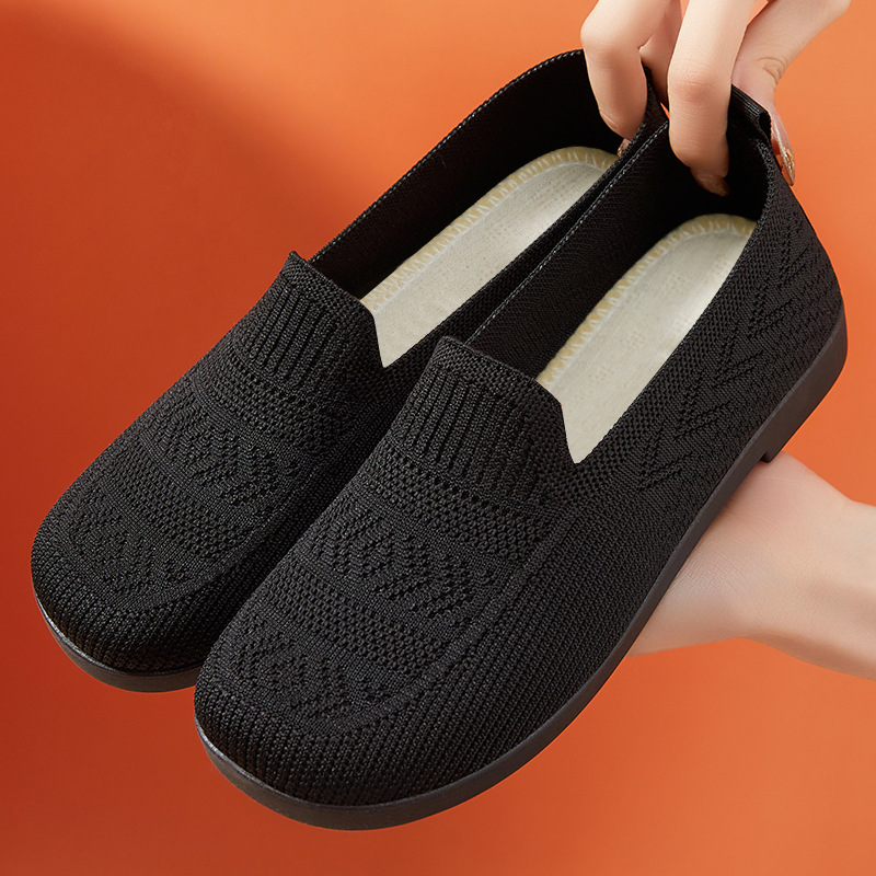 Women's shoes, versatile old Beijing cloth shoes, soft-soled anti-slip mom shoes, breathable and perforated flat shoes for middle-aged and elderly people details Picture