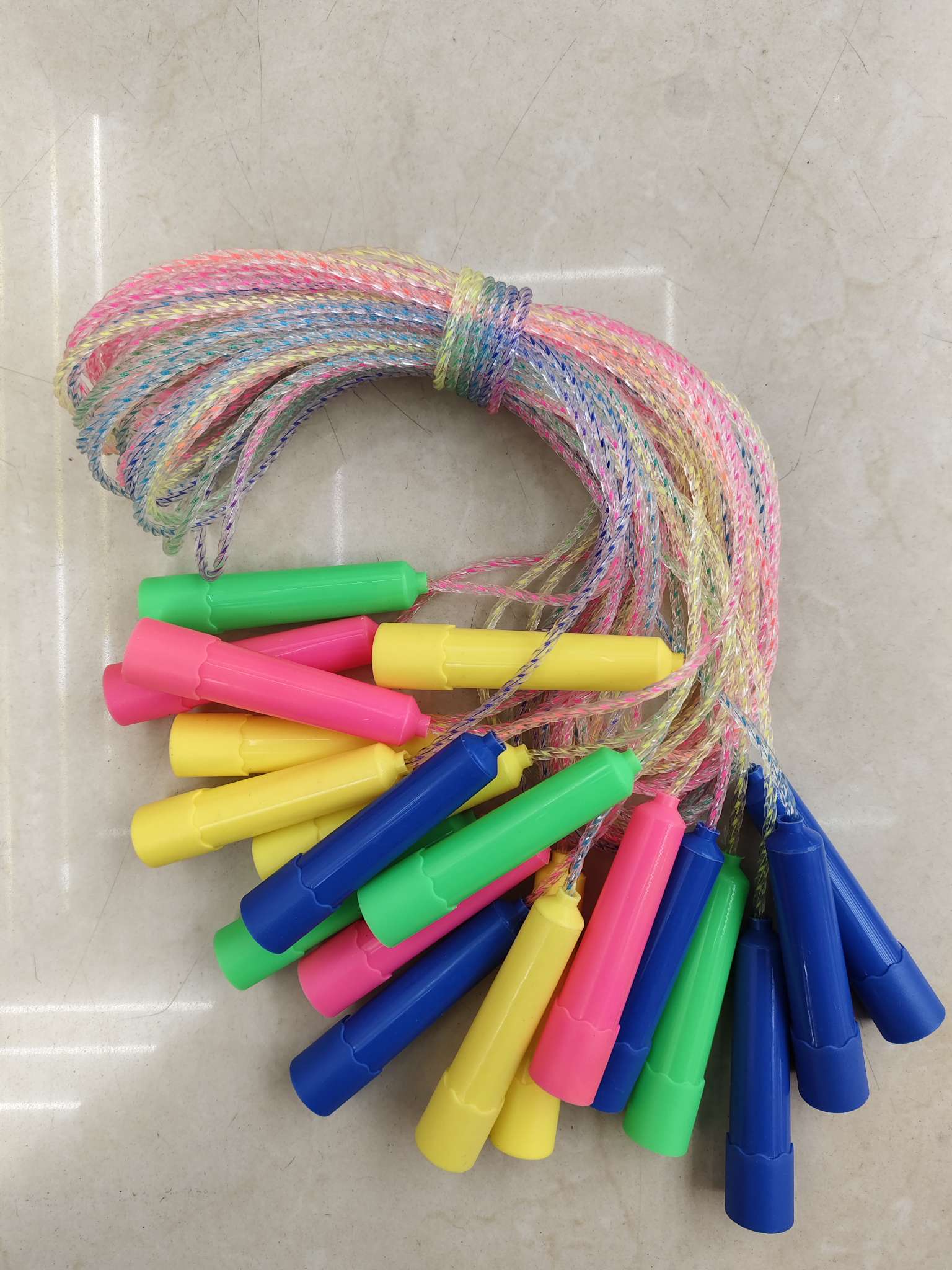 儿童跳绳一件400个，颜色混装，一捆20个