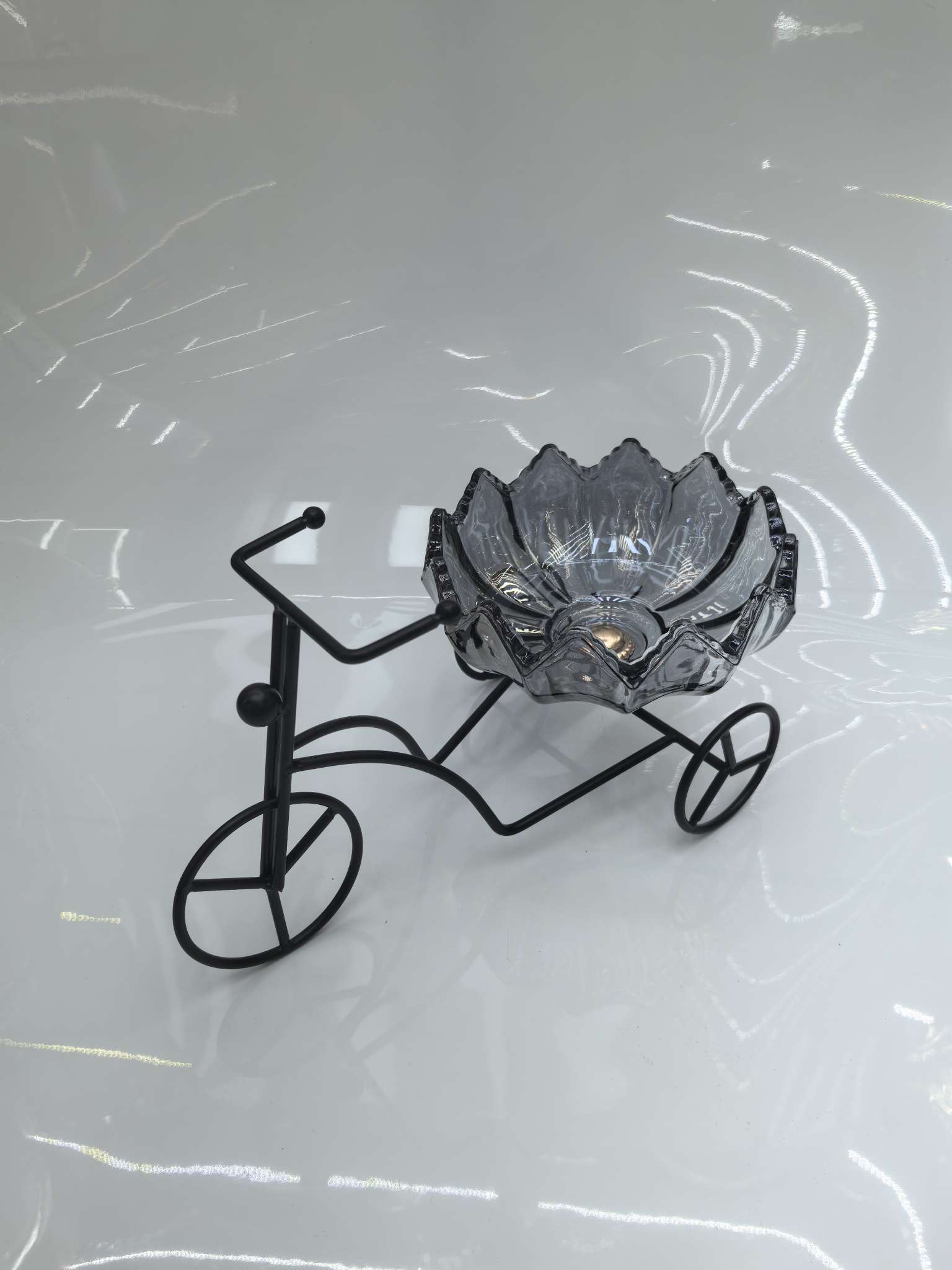 玻璃制品糖果盅，自行车果盘，你是否曾被一盘色彩斑斓的果盘所吸引, 每一口都是大自然的馈赠
2. 果盘如此诱人, 你怎能抗