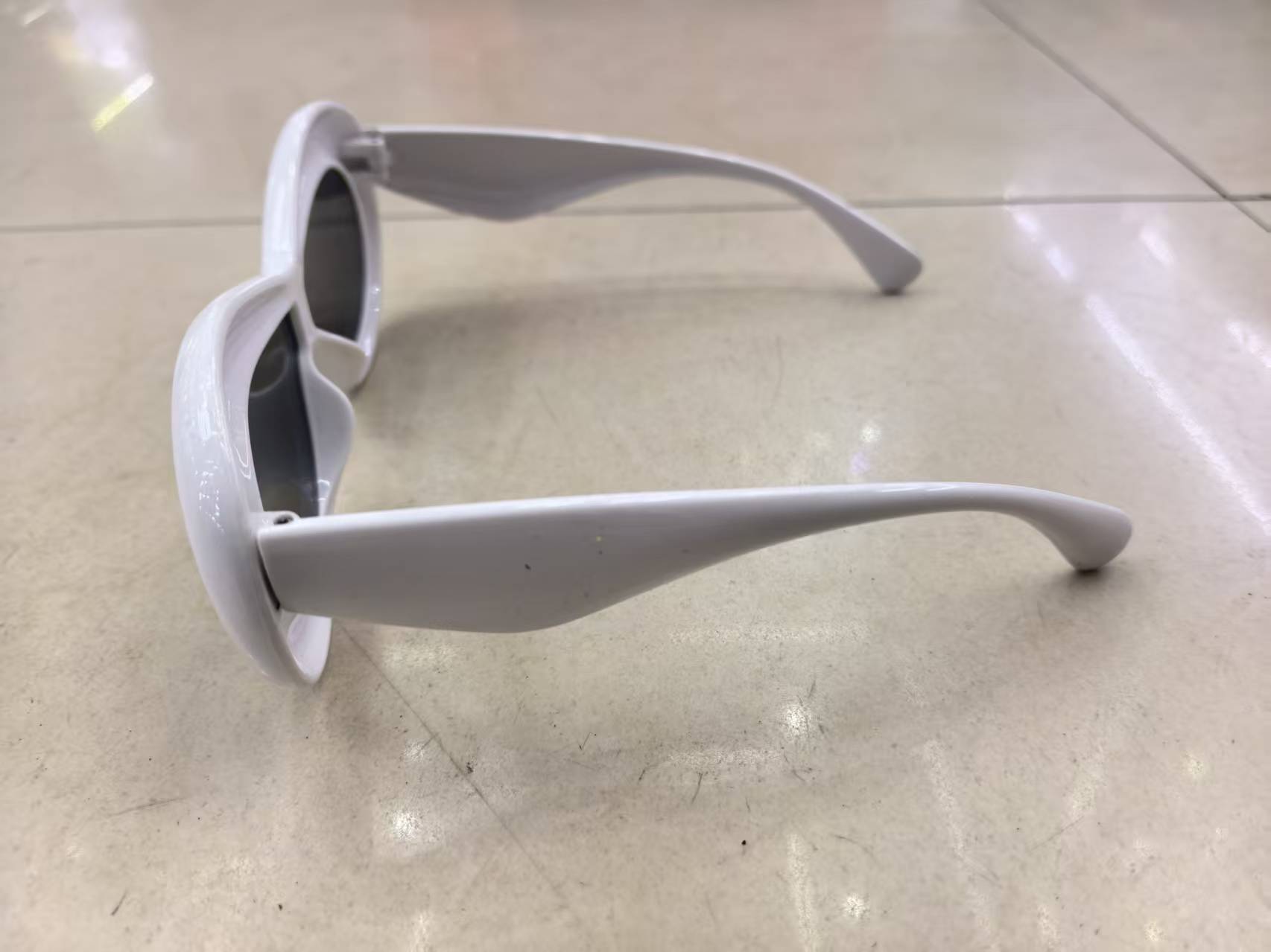 时尚潮流的太阳镜，拍照造型时尚道具细节图