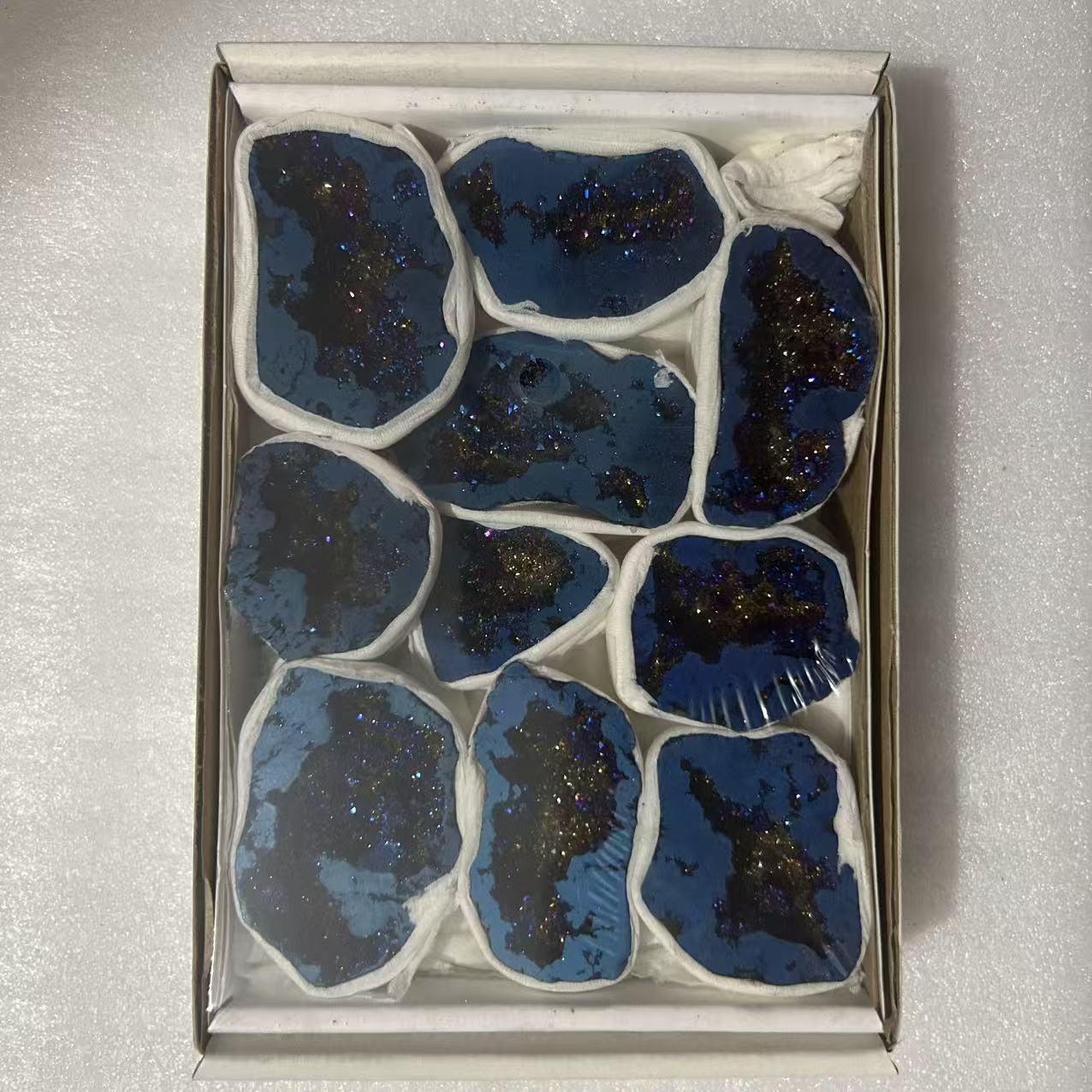 A collection of rare stones in the white box of the Heaven and Earth Cover, featuring a wide variety of styles and colors. Natural stones are in stock and available for wholesale or retail. More stone, agate, crystal bracelets, garlic tampers, feng shui ornaments, and crystal cave handicrafts Item Picture