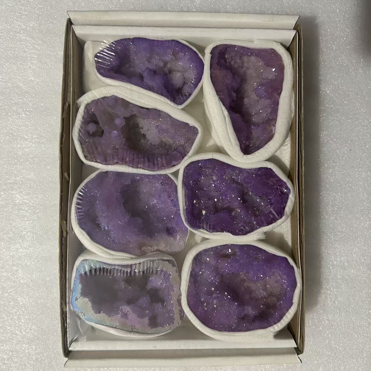 A collection of rare stones in the white box of the Heaven and Earth Cover, featuring a wide variety of styles and colors. Natural stones are in stock and available for wholesale or retail. More stone, agate, crystal bracelets, garlic tampers, feng shui ornaments, and crystal cave handicrafts Application Scenario