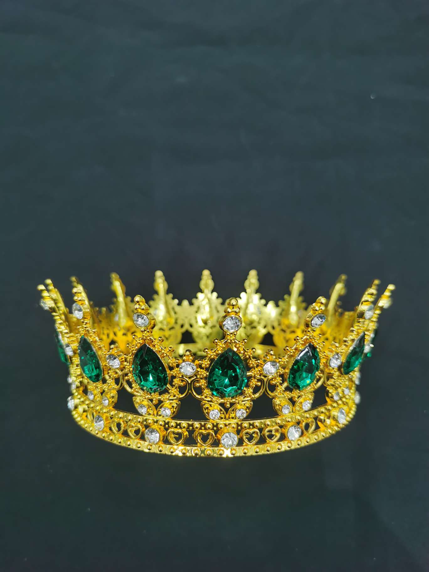 The bride's headwear is a crown Specification image