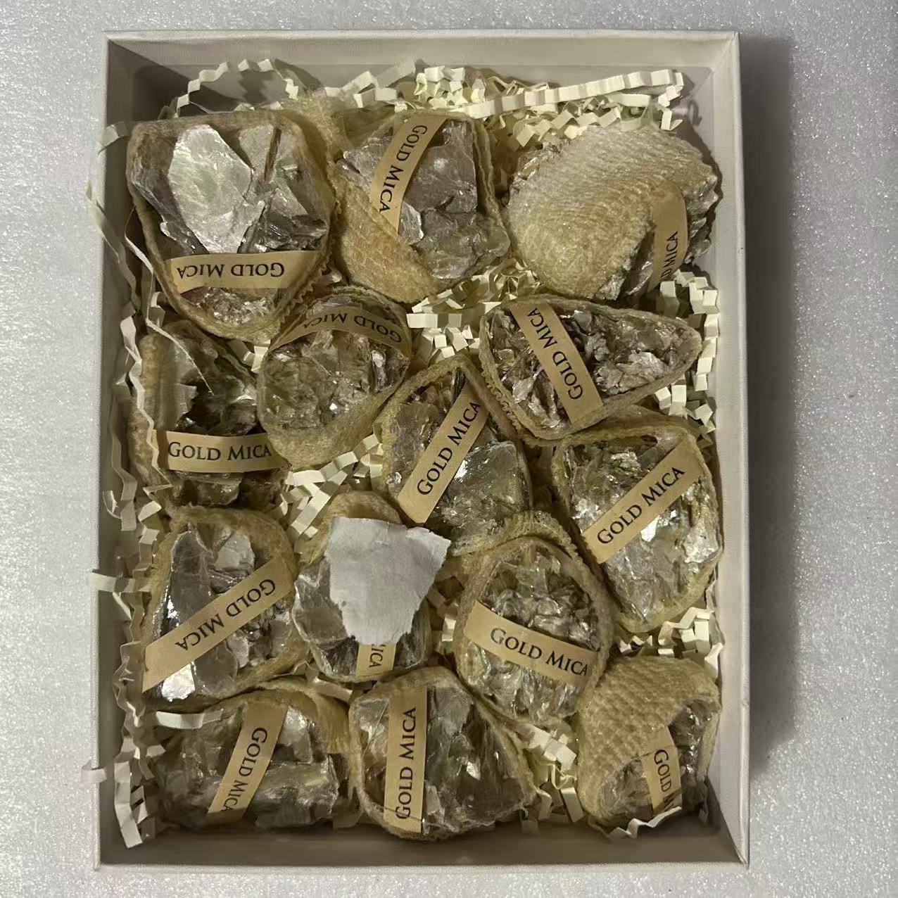 奇石荟萃天地盖白盒天然原石天然晶体闪耀光泽，精致包装尽显奢华。款式多样，颜色多样可批发可零售送礼摆设装饰工艺品畅销国内外