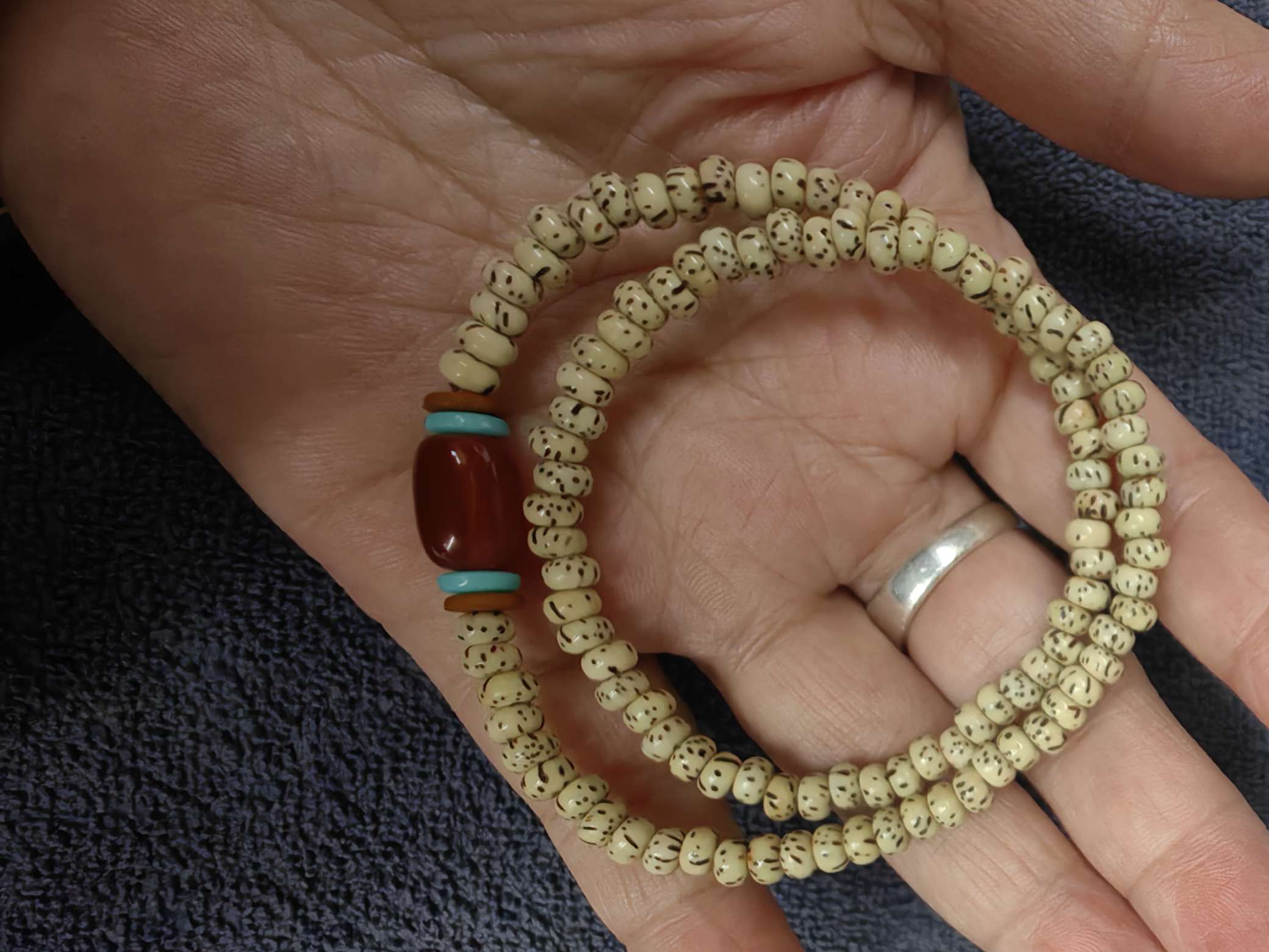 The original ecological chicken oil yellow 2-ring style is suitable for girls. It looks particularly simple and elegant when worn by girls. After playing with it, the oil turns red, looking very beautiful and worth collecting. 3x5 beads are exquisitely polished by a master Application Scenario