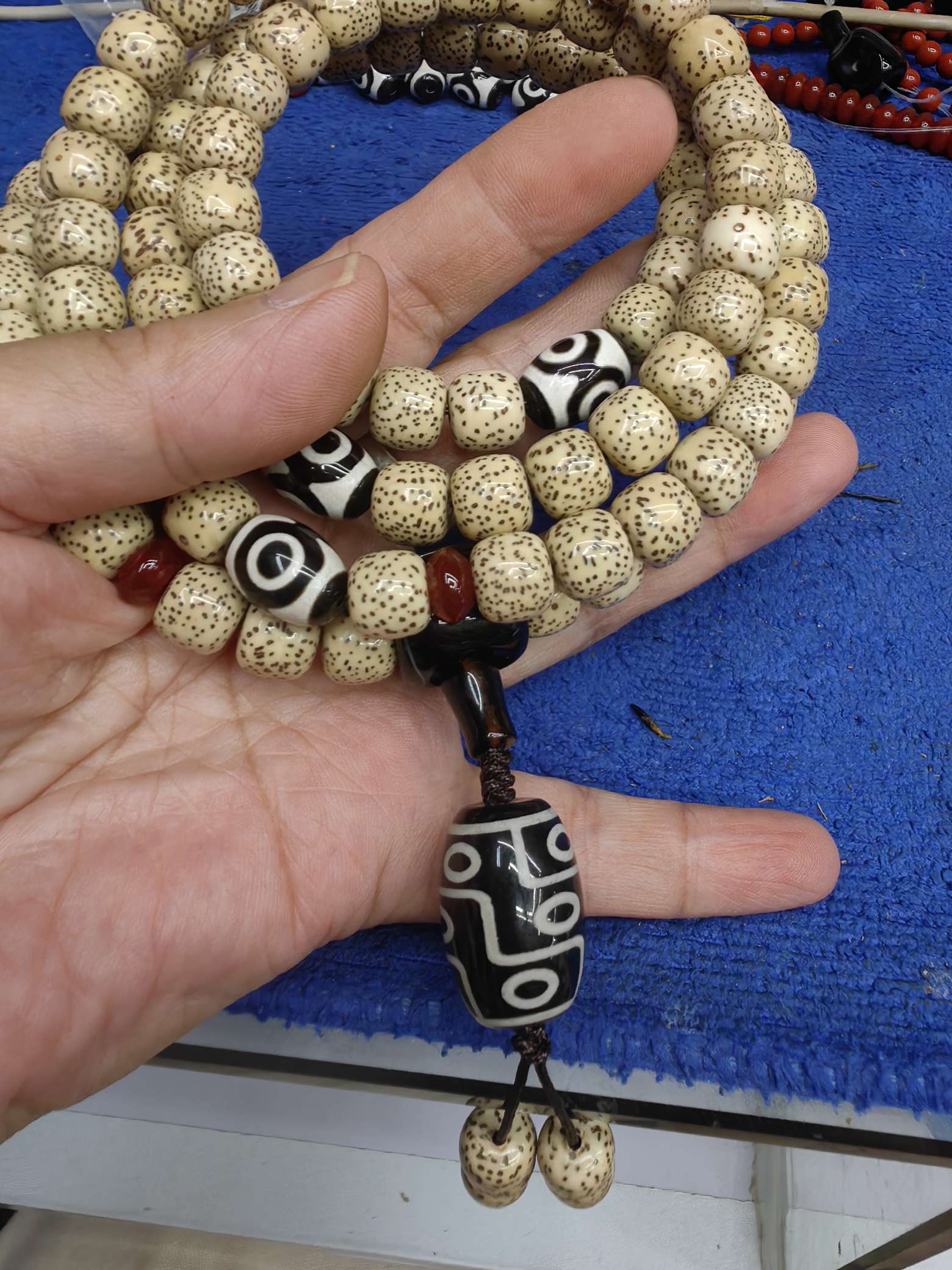 Wholesale of original ecological Hainan chicken oil Yellow Star moon beads 108 long strings of old bucket golden seed cultural play Buddhist prayer beads for men Application Scenario