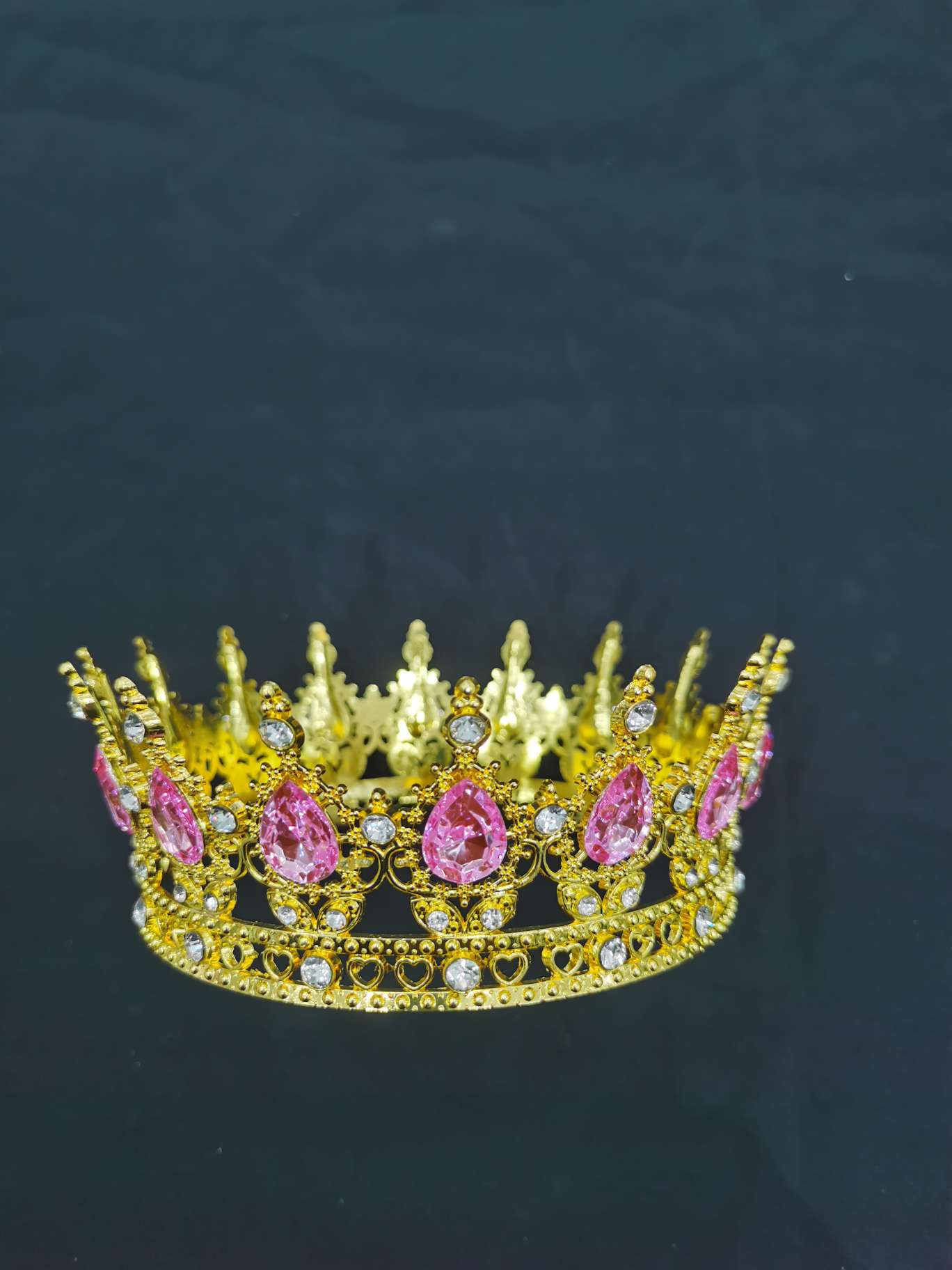 The bride's headwear is a crown Application Scenario