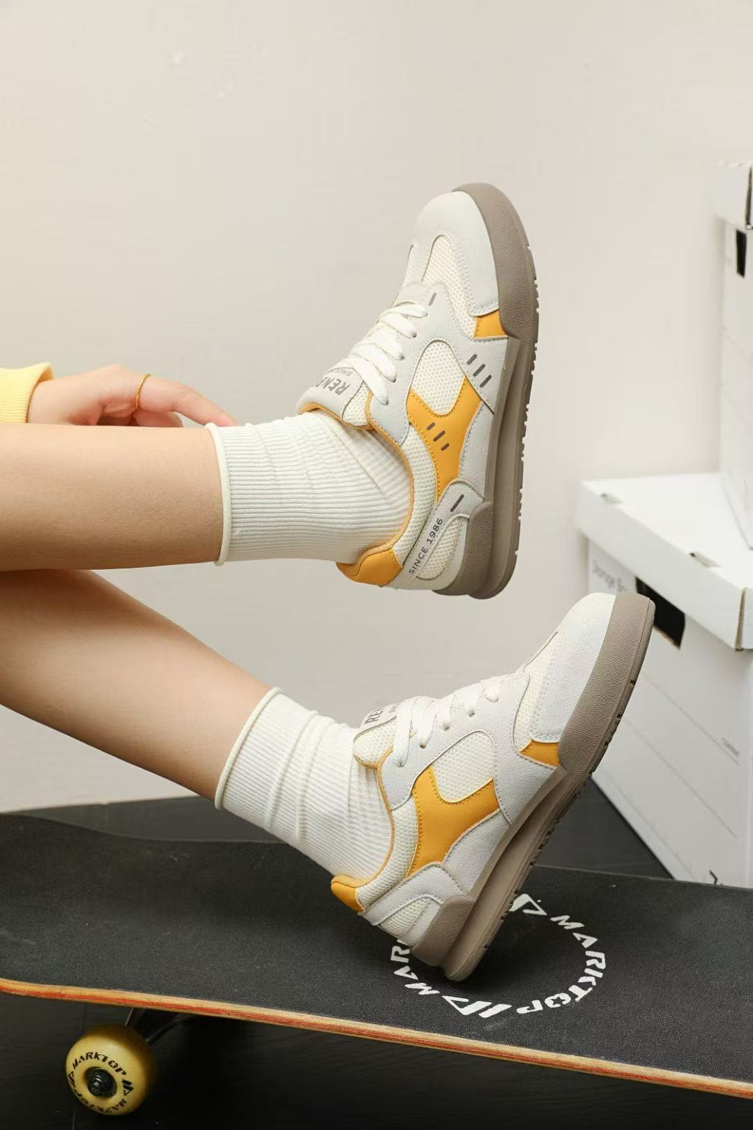 Wholesale and retail of 11312 Renben Canvas Shoes and two-color sports shoes Application Scenario