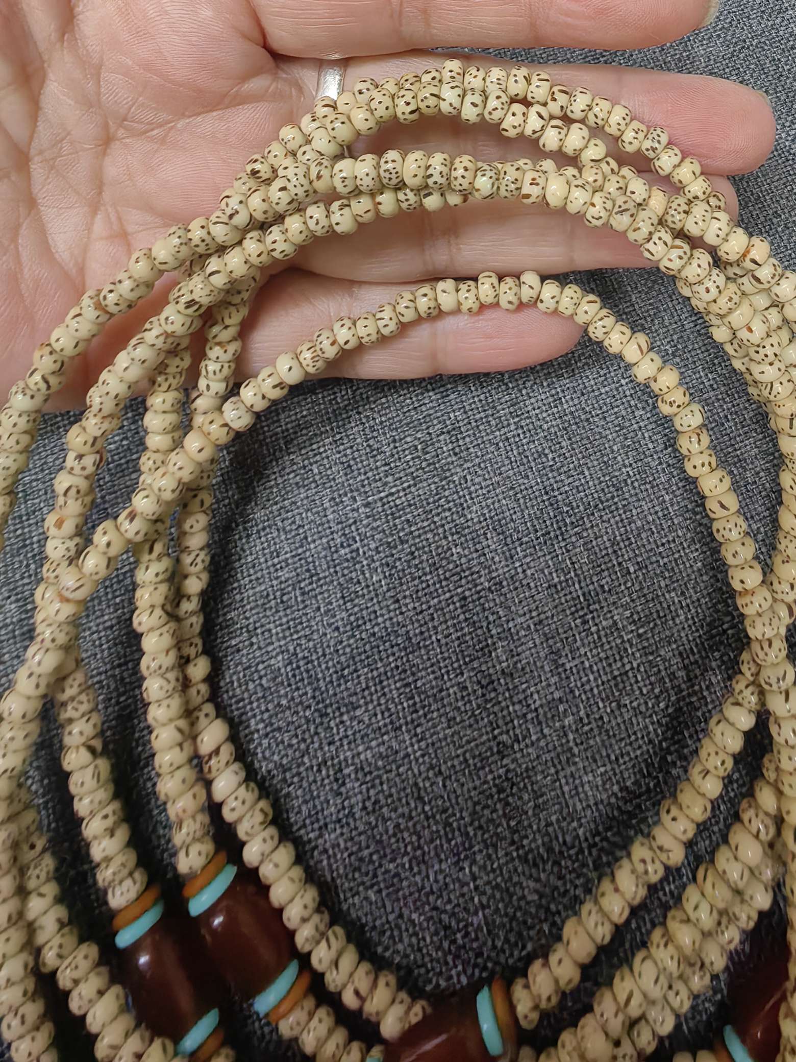 The original ecological chicken oil yellow 2-ring style is suitable for girls. It looks particularly simple and elegant when worn by girls. After playing with it, the oil turns red, looking very beautiful and worth collecting. 3x5 beads are exquisitely polished by a master details Picture