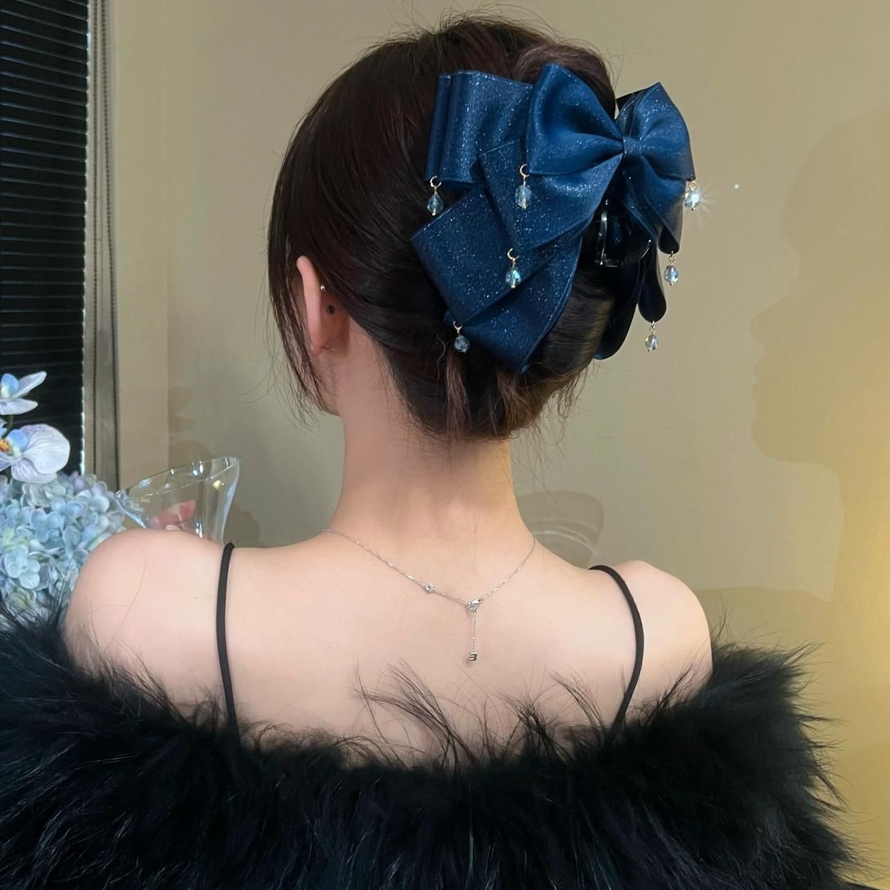 The dazzling starry sky, the bow-shaped hairpin, the beautiful and romantic, the shiny tassel hair accessory, the light luxury, the satin hairpin, the New Year's red hairpin details Picture