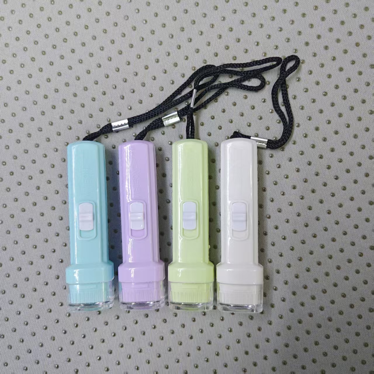 Mini flashlights brighten up life in a colorful way. Portable design makes you feel more at ease when carrying them around. 770 manufacturer wholesale Item Picture