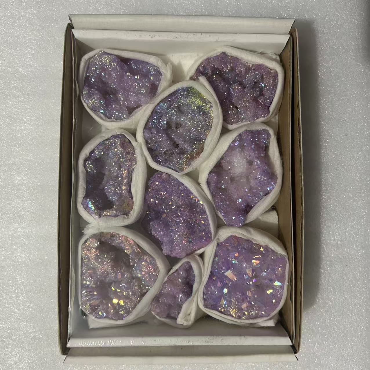 A collection of rare stones in the white box of the Heaven and Earth Cover, featuring a wide variety of styles and colors. Natural stones are in stock and available for wholesale or retail. More stone, agate, crystal bracelets, garlic tampers, feng shui ornaments, and crystal cave handicrafts details Picture