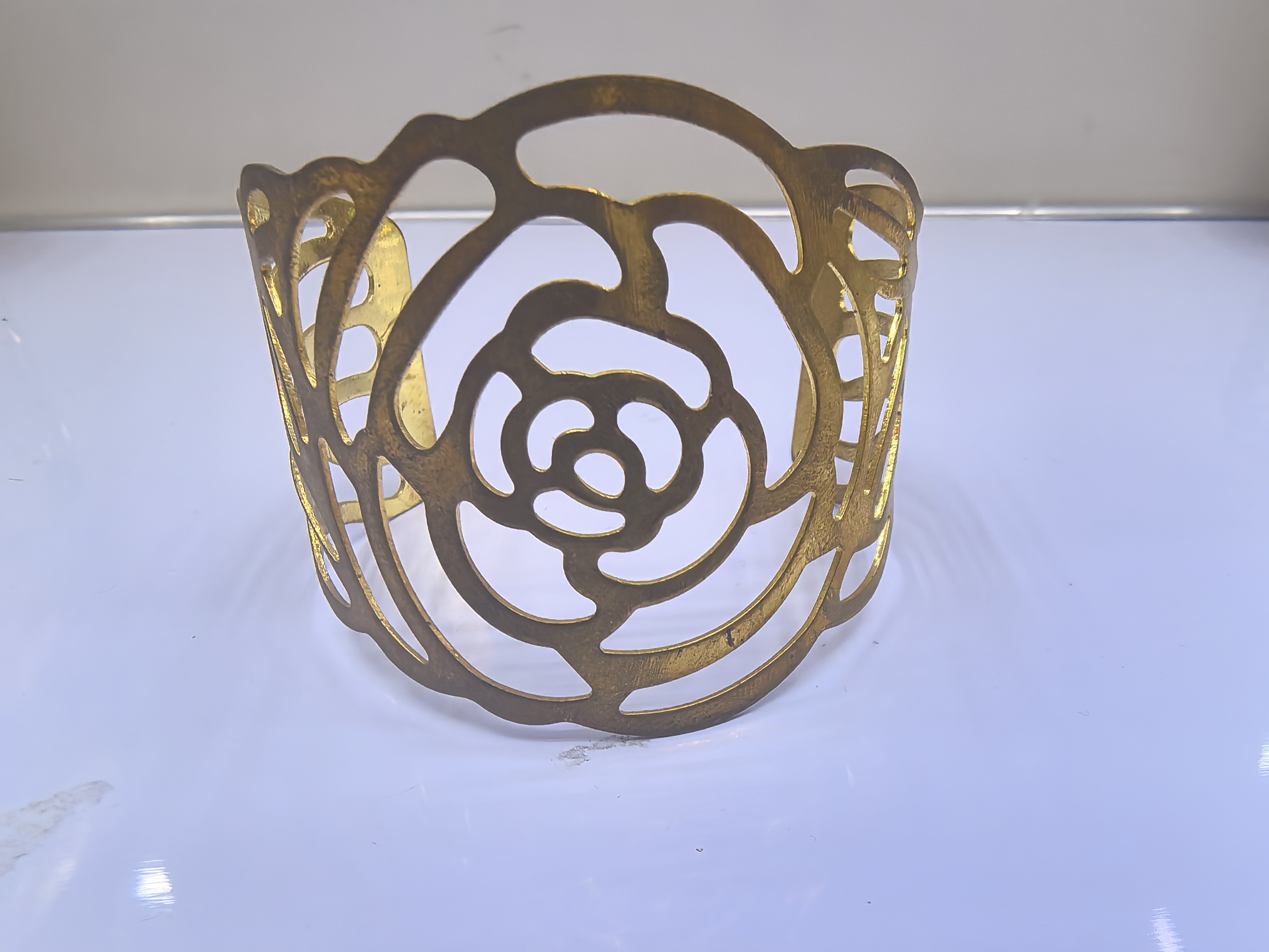 本餐巾圈材质由环保铁经过冲压，手工成型最后电镀品检而成。一般以餐巾圈的作用为主产品图