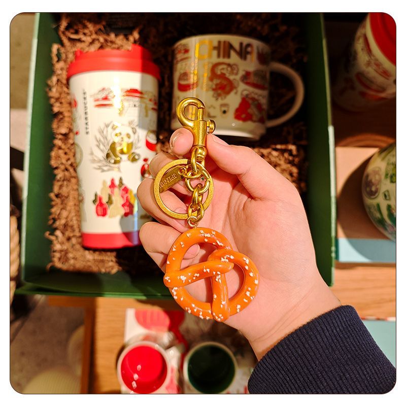 C家小号椒盐卷饼包包手袋挂件碱水面包钥匙扣挂饰可爱创意礼物潮钥匙扣白底实物图