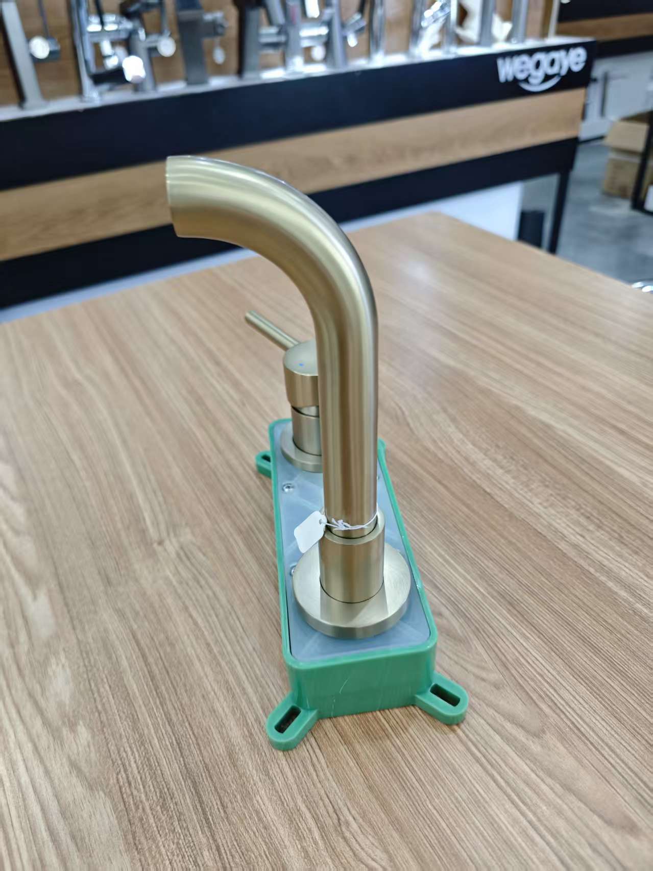 面盆龙头实物图