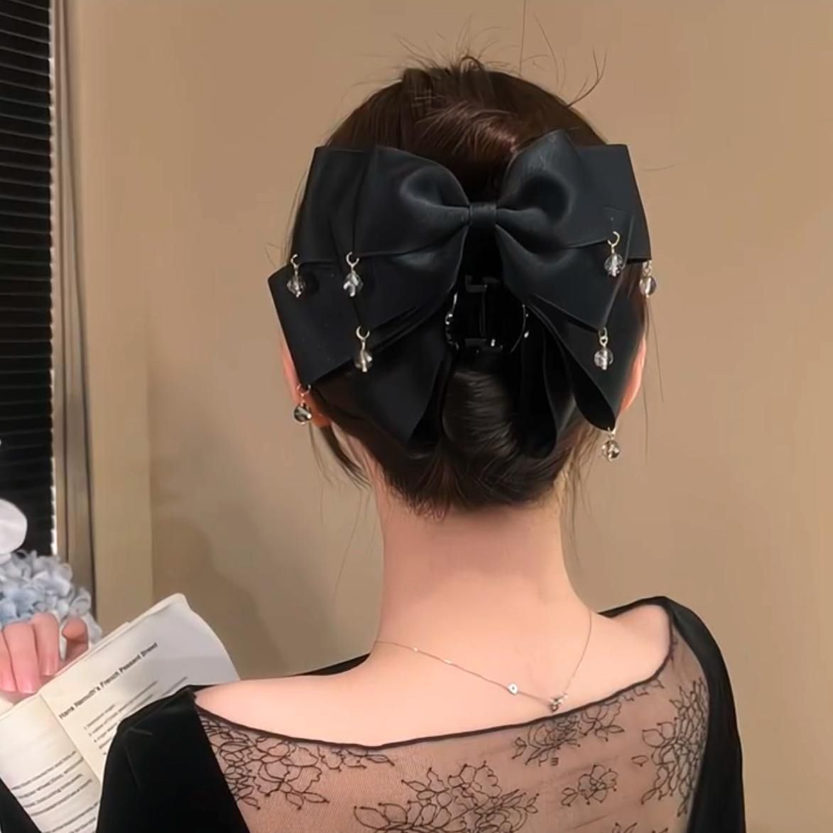 The dazzling starry sky, the bow-shaped hairpin, the beautiful and romantic, the shiny tassel hair accessory, the light luxury, the satin hairpin, the New Year's red hairpin Application Scenario