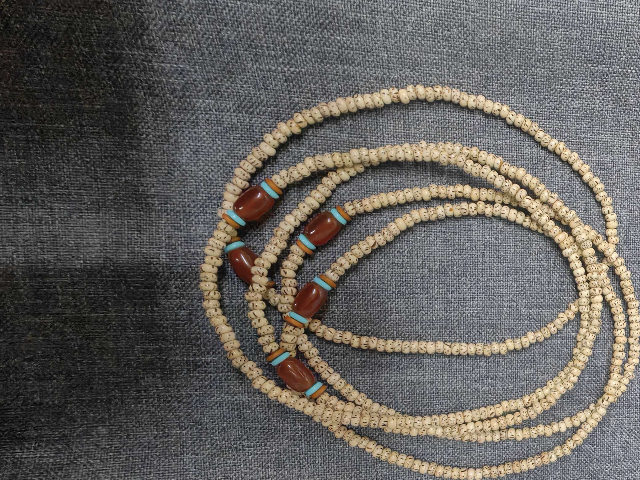 The original ecological chicken oil yellow 2-ring style is suitable for girls. It looks particularly simple and elegant when worn by girls. After playing with it, the oil turns red, looking very beautiful and worth collecting. 3x5 beads are exquisitely polished by a master Specification image