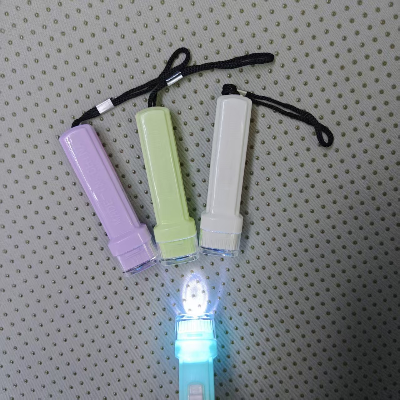 Mini flashlights brighten up life in a colorful way. Portable design makes you feel more at ease when carrying them around. 770 manufacturer wholesale