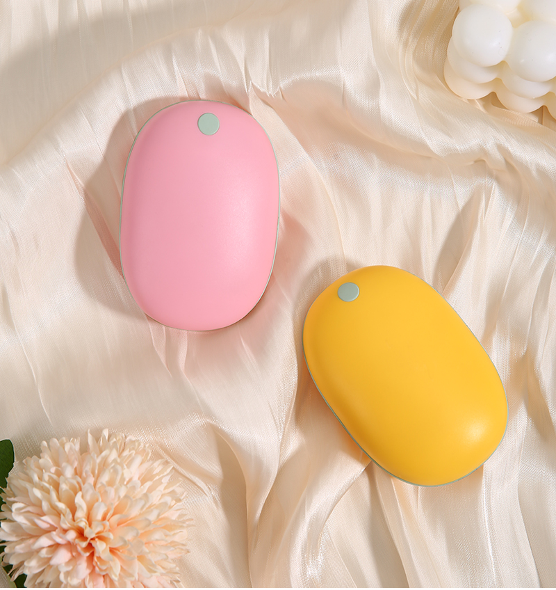 The new winter electric hand warmer, the "Little Round Hand Warmer Baby", allows you to hold the hand warmer while charging Application Scenario