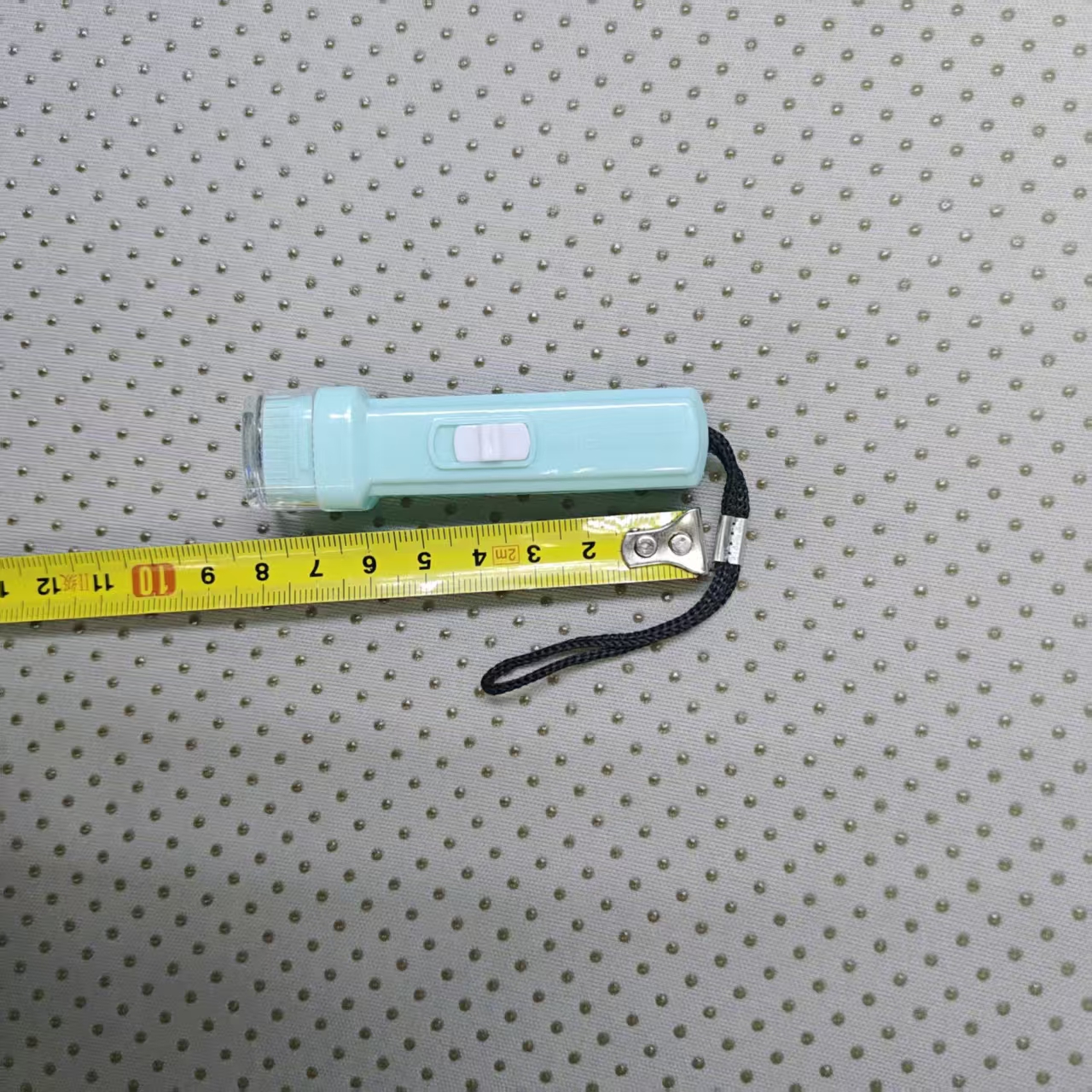 Mini flashlights brighten up life in a colorful way. Portable design makes you feel more at ease when carrying them around. 770 manufacturer wholesale details Picture