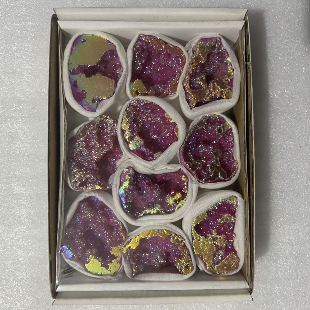 A collection of rare stones in the white box of the Heaven and Earth Cover, featuring a wide variety of styles and colors. Natural stones are in stock and available for wholesale or retail. More stone, agate, crystal bracelets, garlic tampers, feng shui ornaments, and crystal cave handicrafts Specification image