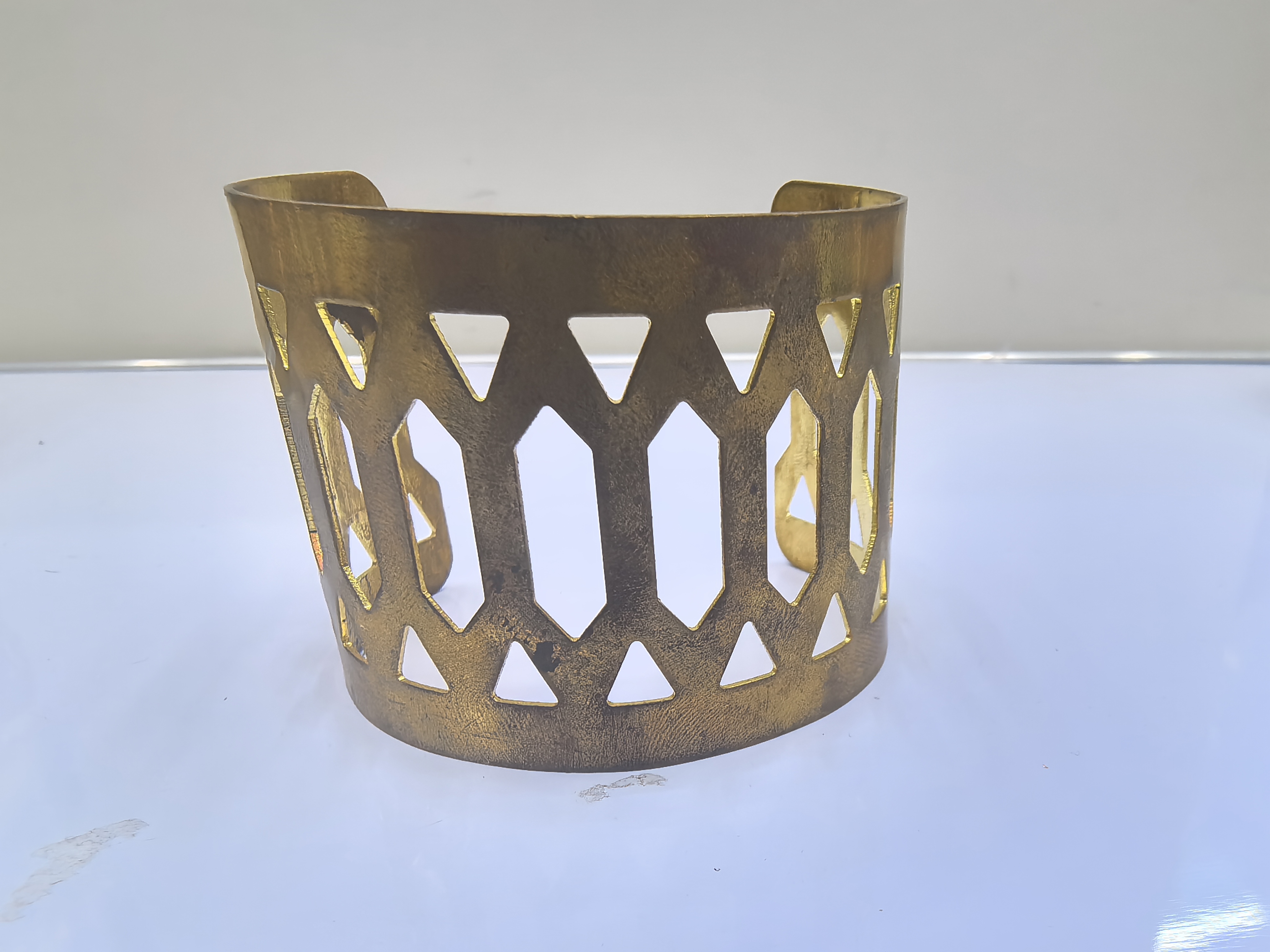 本餐巾圈材质由环保铁经过冲压，手工成型最后电镀品检而成。一般以餐巾圈的作用为主