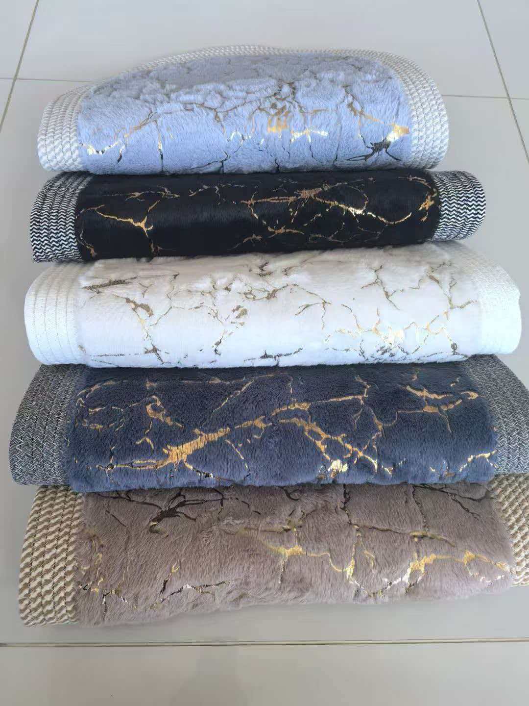 سجادة ذات فتحة ذهبية مسدودة من الأرانب Item Picture