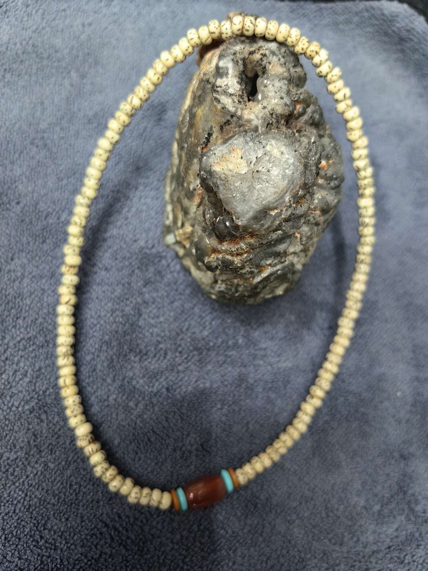 The original ecological chicken oil yellow 2-ring style is suitable for girls. It looks particularly simple and elegant when worn by girls. After playing with it, the oil turns red, looking very beautiful and worth collecting. 3x5 beads are exquisitely polished by a master Item Picture