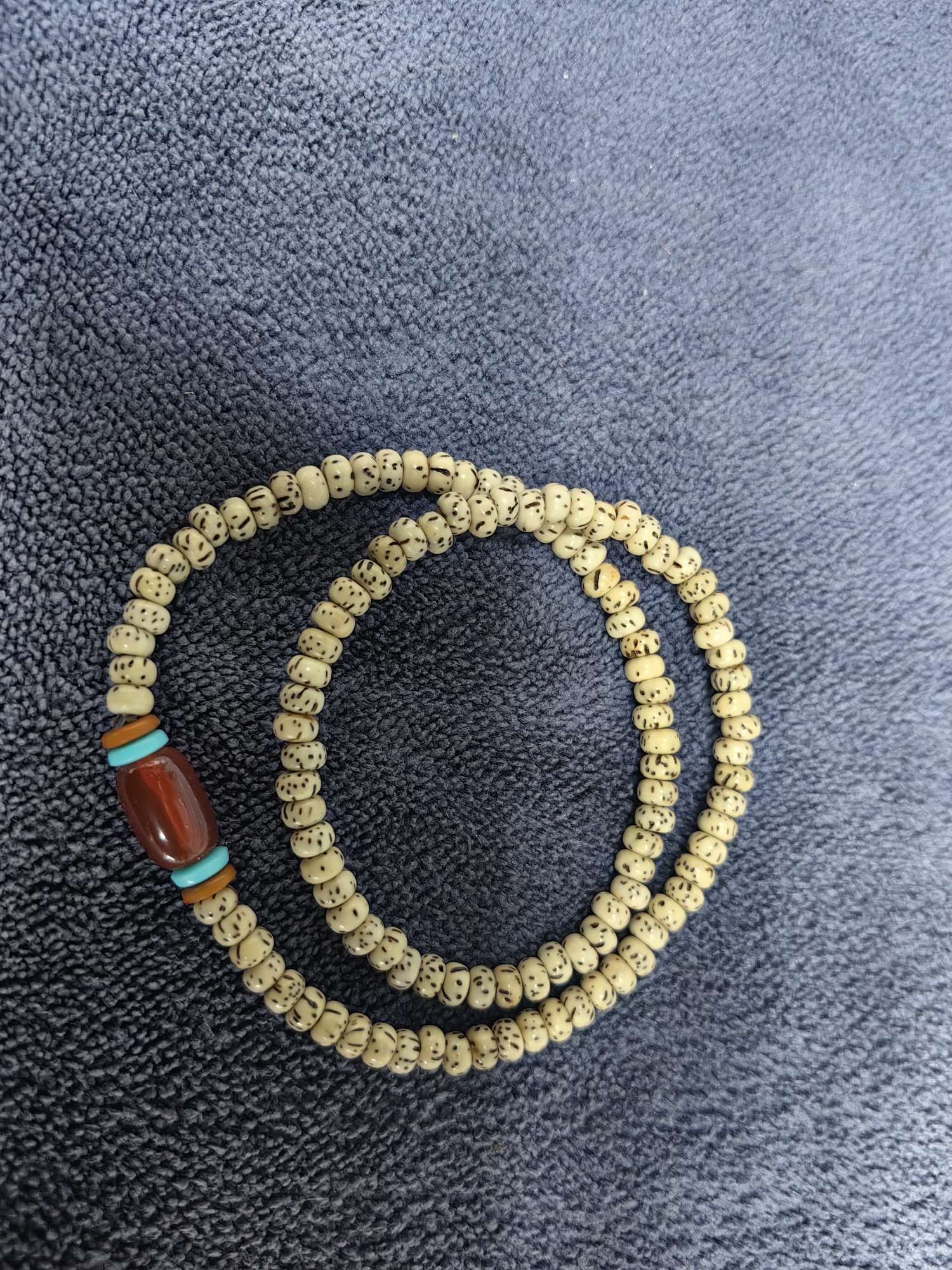 原生态鸡油黄2圈适应女生款，女生们配戴显得格外简单大方款，盘玩后油性发红，看上去非常漂亮，值得收藏3x5片珠师傅精工打磨