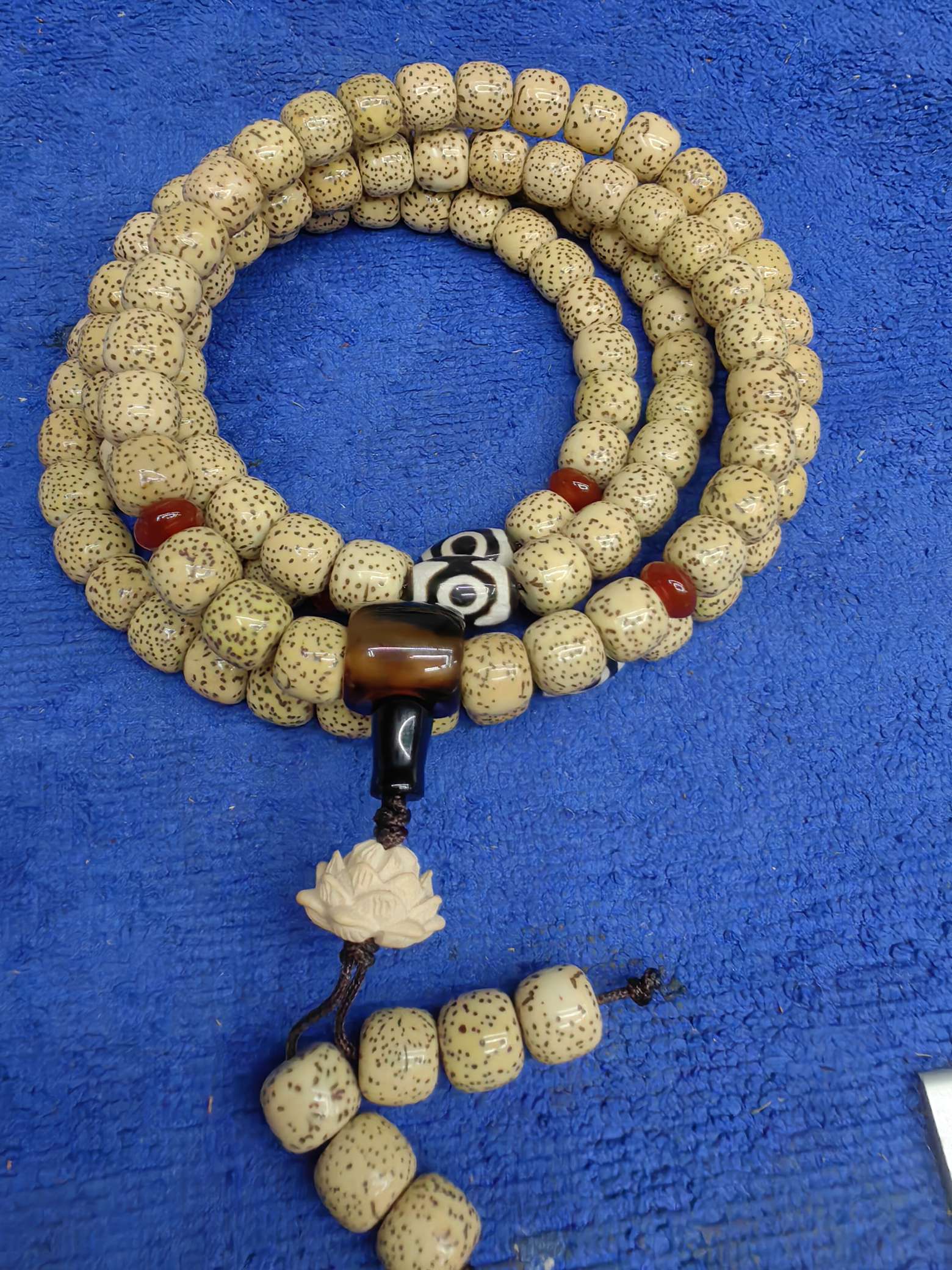 Wholesale of original ecological Hainan chicken oil Yellow Star moon beads 108 long strings of old bucket golden seed cultural play Buddhist prayer beads for men Specification image