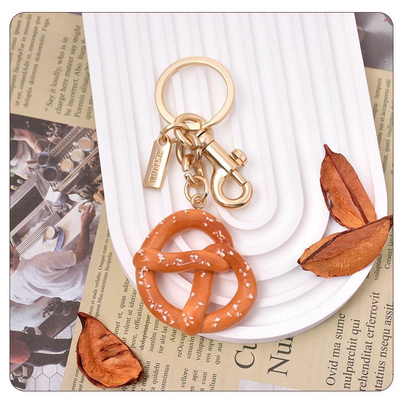 C家小号椒盐卷饼包包手袋挂件碱水面包钥匙扣挂饰可爱创意礼物潮钥匙扣