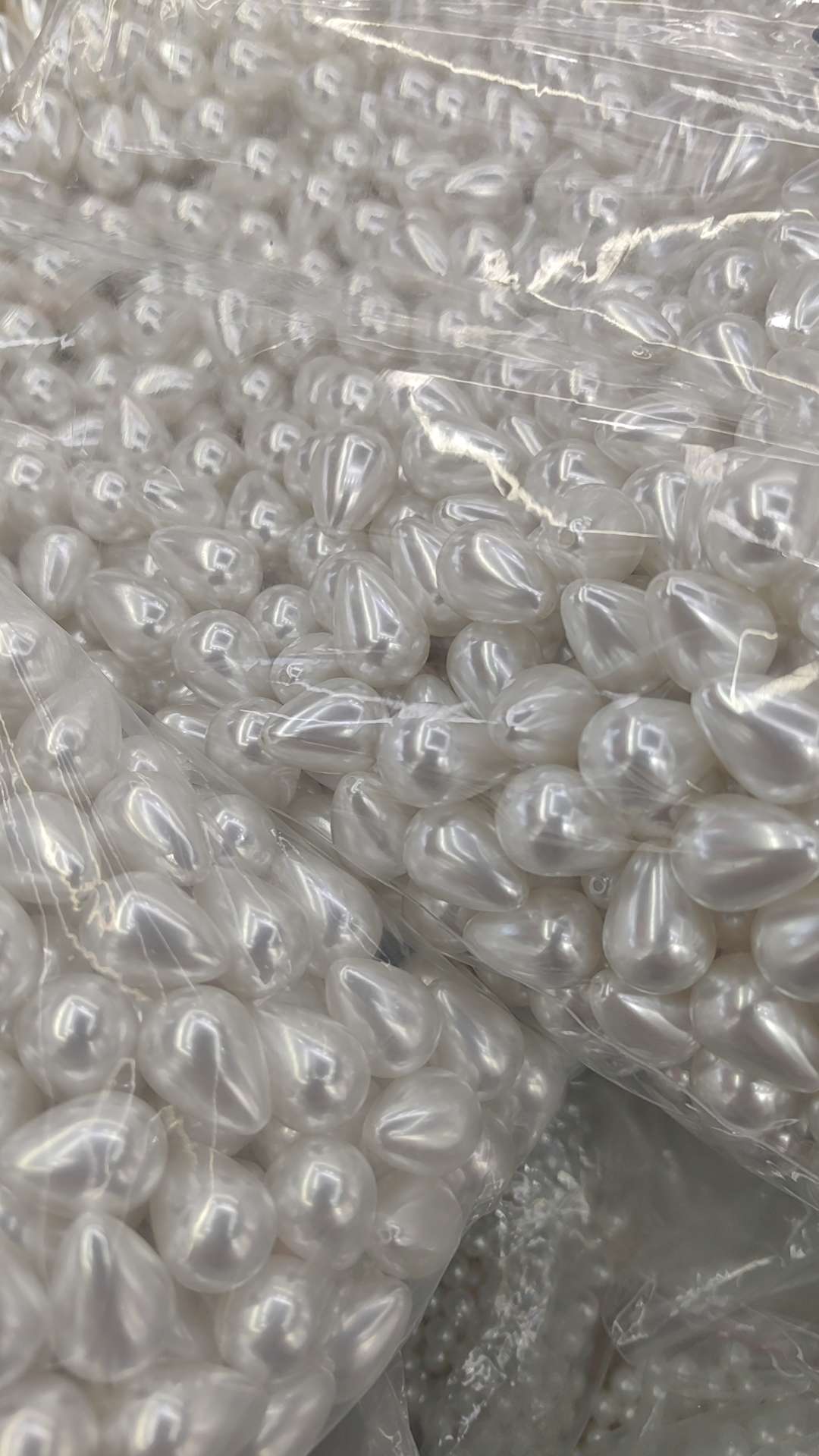 In the form of a drop of water, it condenses the charm of time. Unique teardrop-shaped pearl earrings sway gently with each step, exuding a gentle luster. Not for the dazzling, but for the gentle silhouette of a moment, to adorn the quiet ears Item Picture
