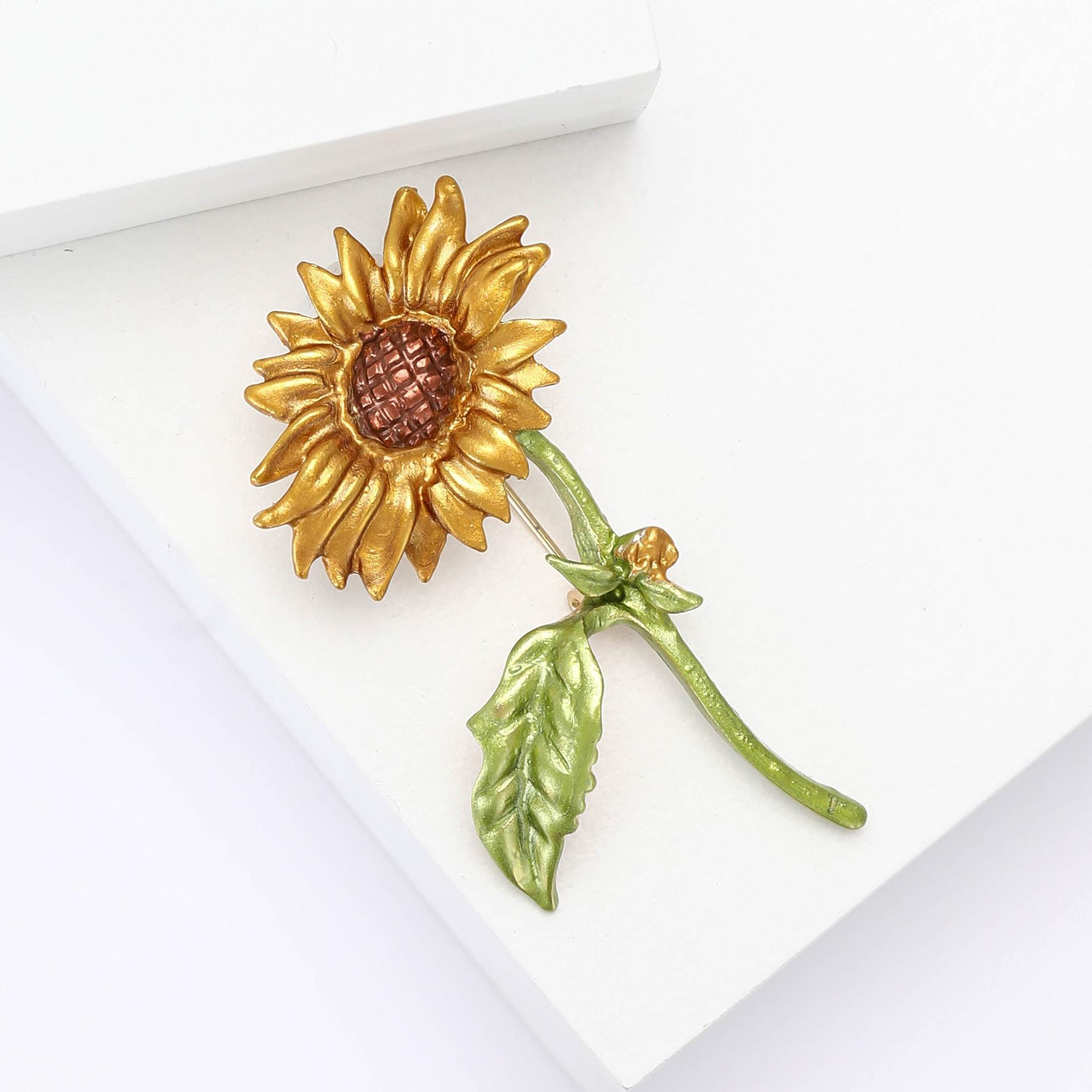 Korean-style simple and fashionable alloy enamel sunflower brooch, sunny and elegant women's clothing brooch accessory pin Specification image