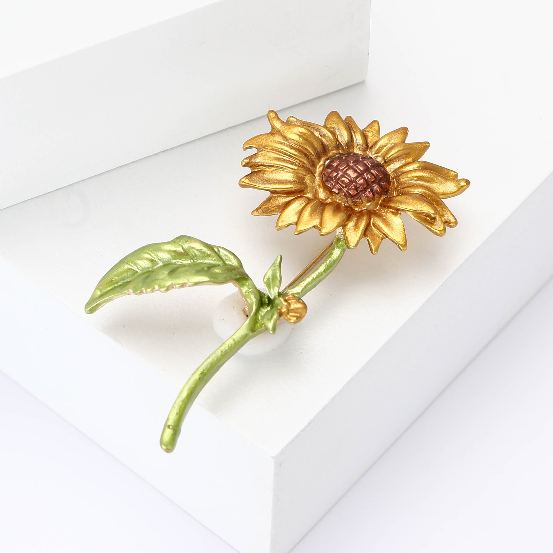 Korean-style simple and fashionable alloy enamel sunflower brooch, sunny and elegant women's clothing brooch accessory pin Application Scenario