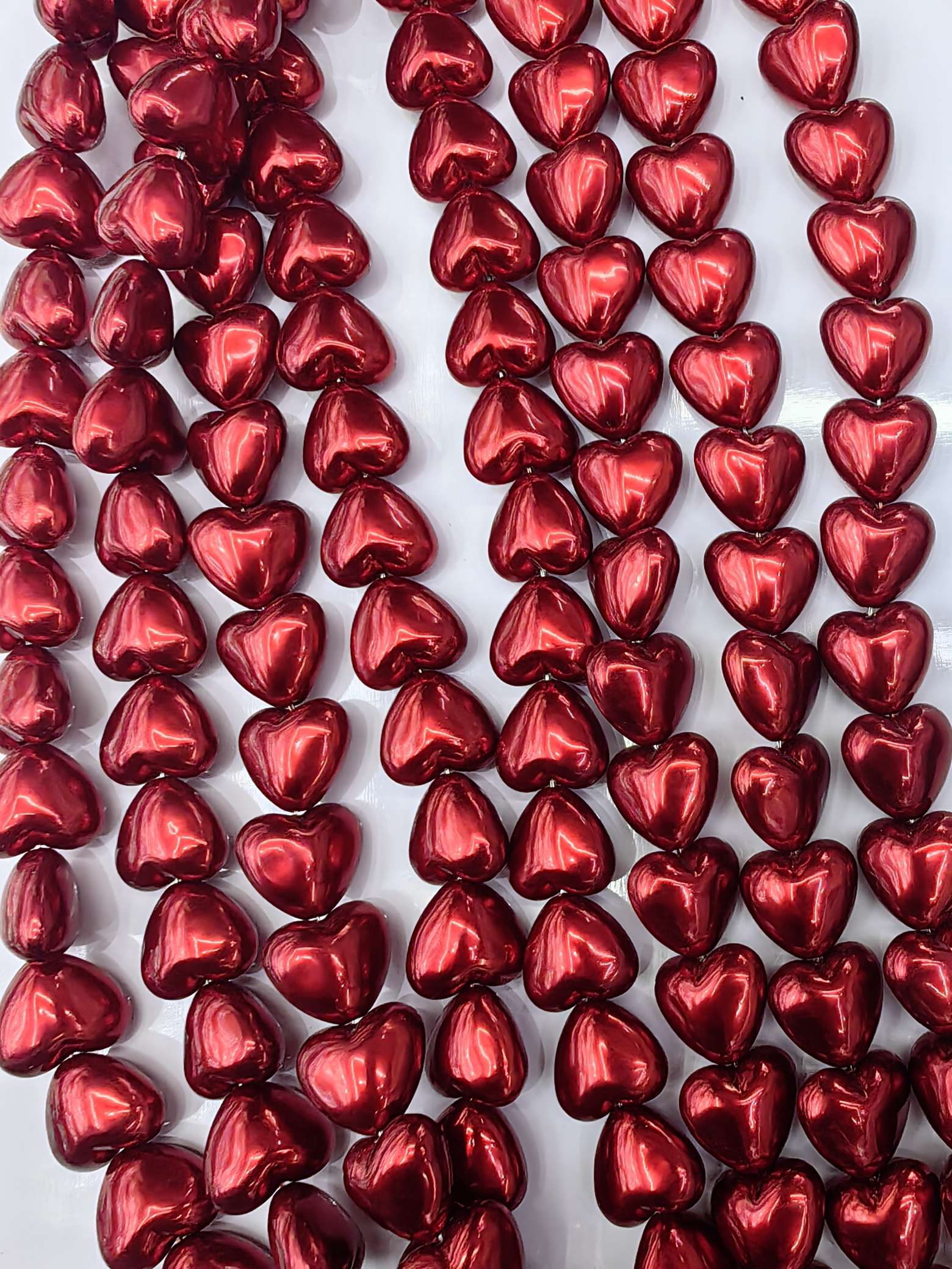 Red beans from the south, pearls of yearning. The passionate and fiery heart-shaped pearls infuse the ancient poetry into modern accessories. A single piece falls on the neck, pairs are reflected in the ears, strung together into a chain, locking in every moment of the heart's flutter Item Picture