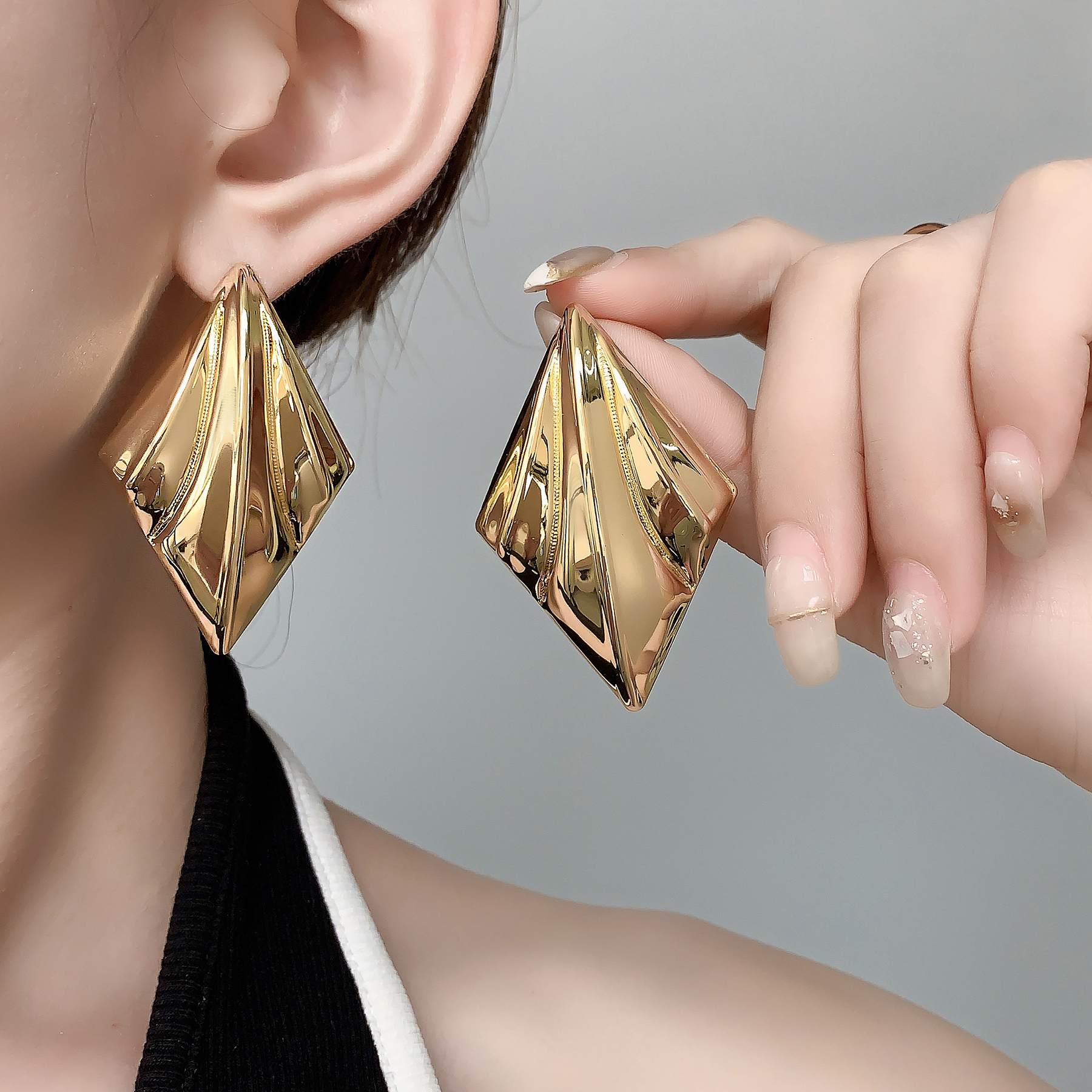High-end diamond-shaped geometric stud earrings, niche design, exaggerated style, copper-plated real gold, European and American heavy industry style earrings and jewelry factory wholesale Specification image
