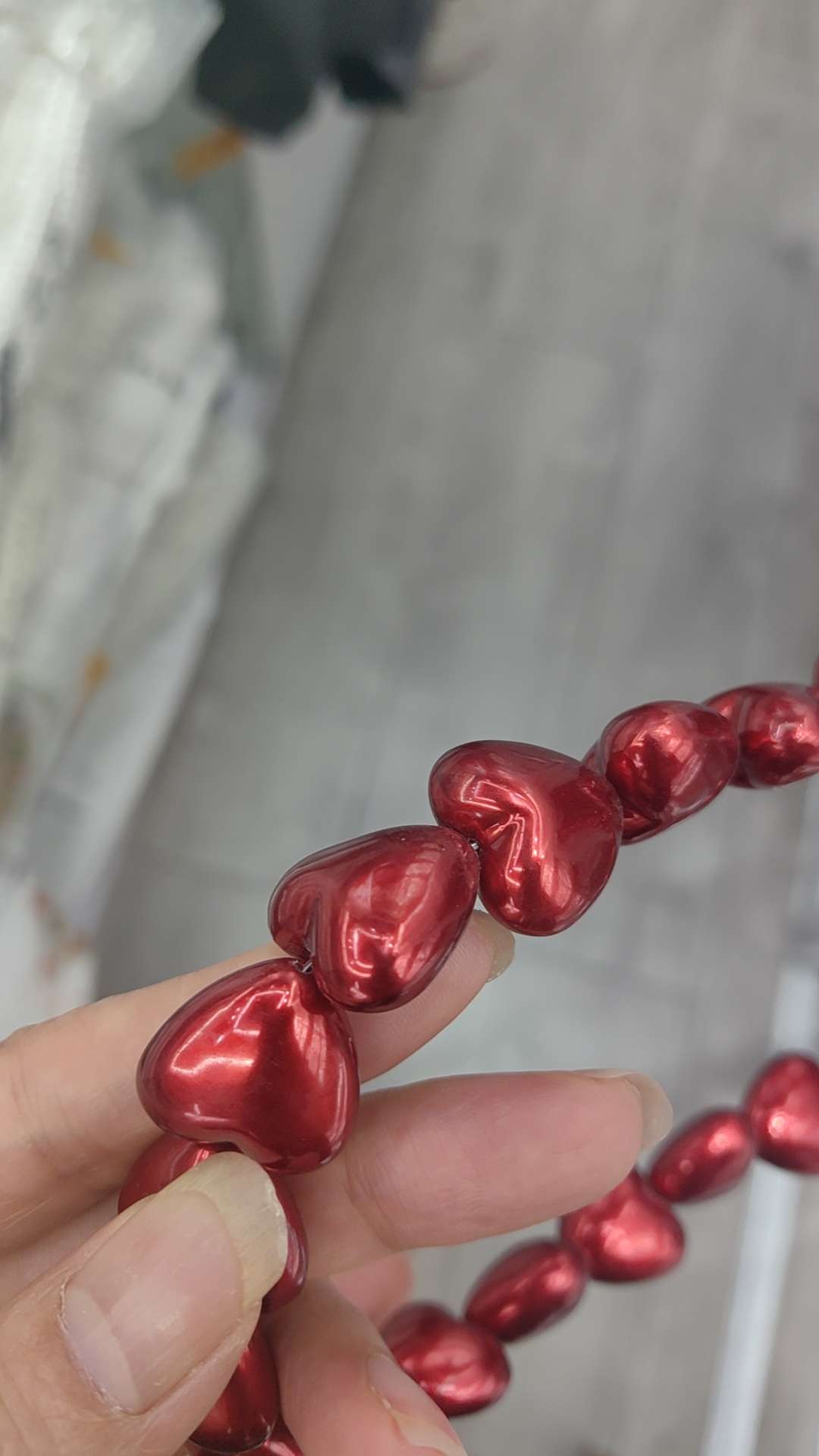 Red beans from the south, pearls of yearning. The passionate and fiery heart-shaped pearls infuse the ancient poetry into modern accessories. A single piece falls on the neck, pairs are reflected in the ears, strung together into a chain, locking in every moment of the heart's flutter Specification image