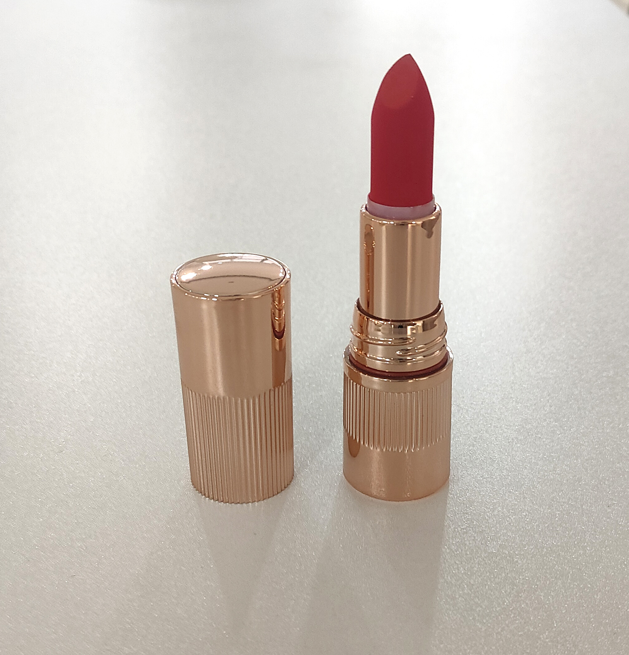 لا يزال لون أحمر الشفاه والشفاه غير ملطخ باللون بشكل دائم Item Picture