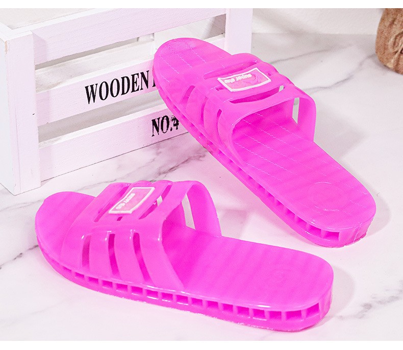 Wholesale of new men's summer thickened and enlarged anti-slip and wear-resistant cooling slippers for both indoor and outdoor use, bathroom bathing, one-piece delivery, 402 Application Scenario