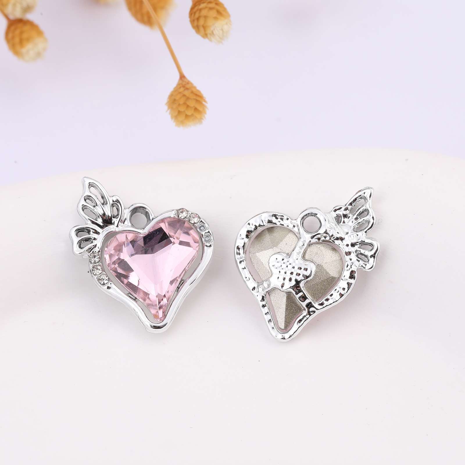 创意爱心蝴蝶钻饰品吊坠合金配件，通勤服饰，拉链坠子项链DIY配件。diy