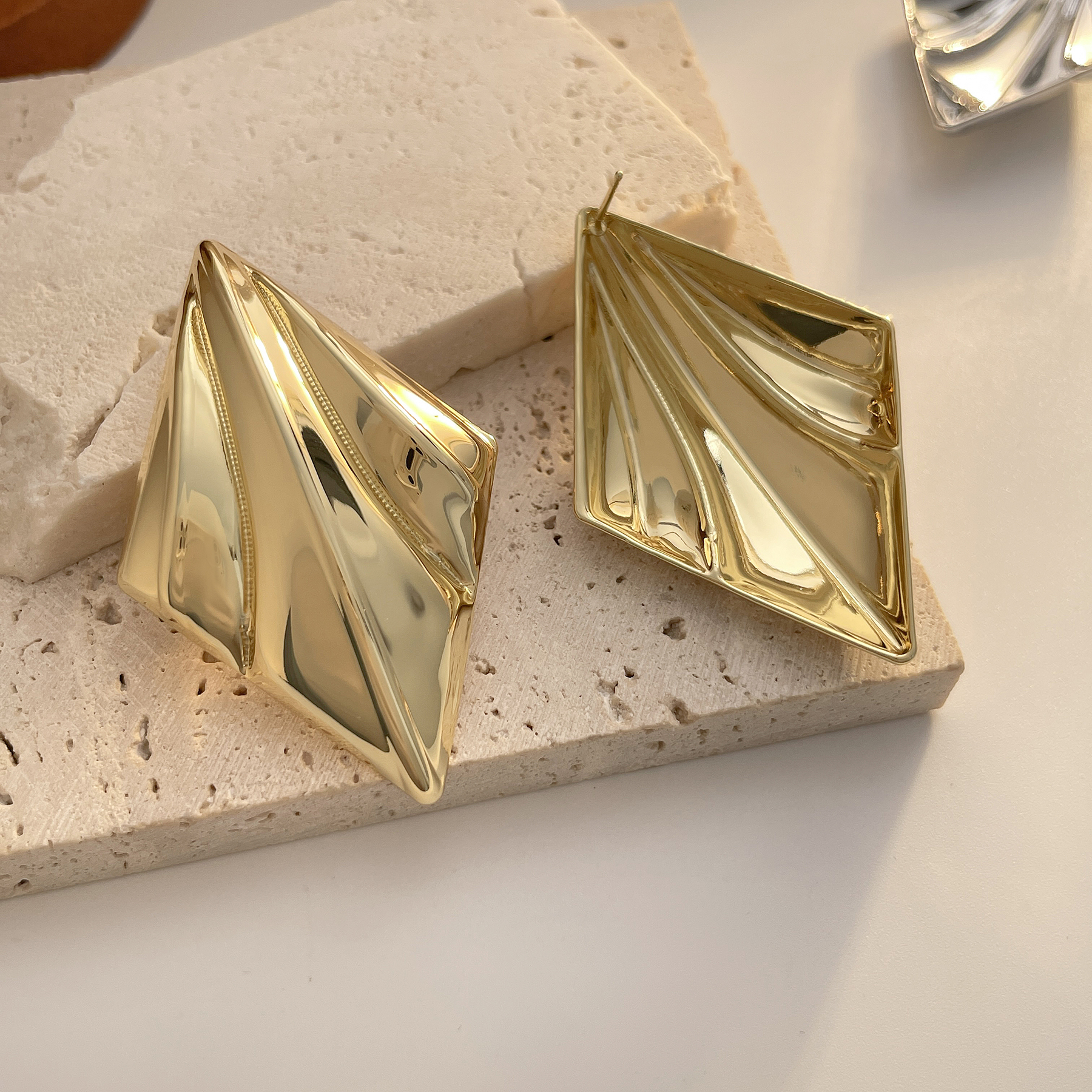 High-end diamond-shaped geometric stud earrings, niche design, exaggerated style, copper-plated real gold, European and American heavy industry style earrings and jewelry factory wholesale Application Scenario
