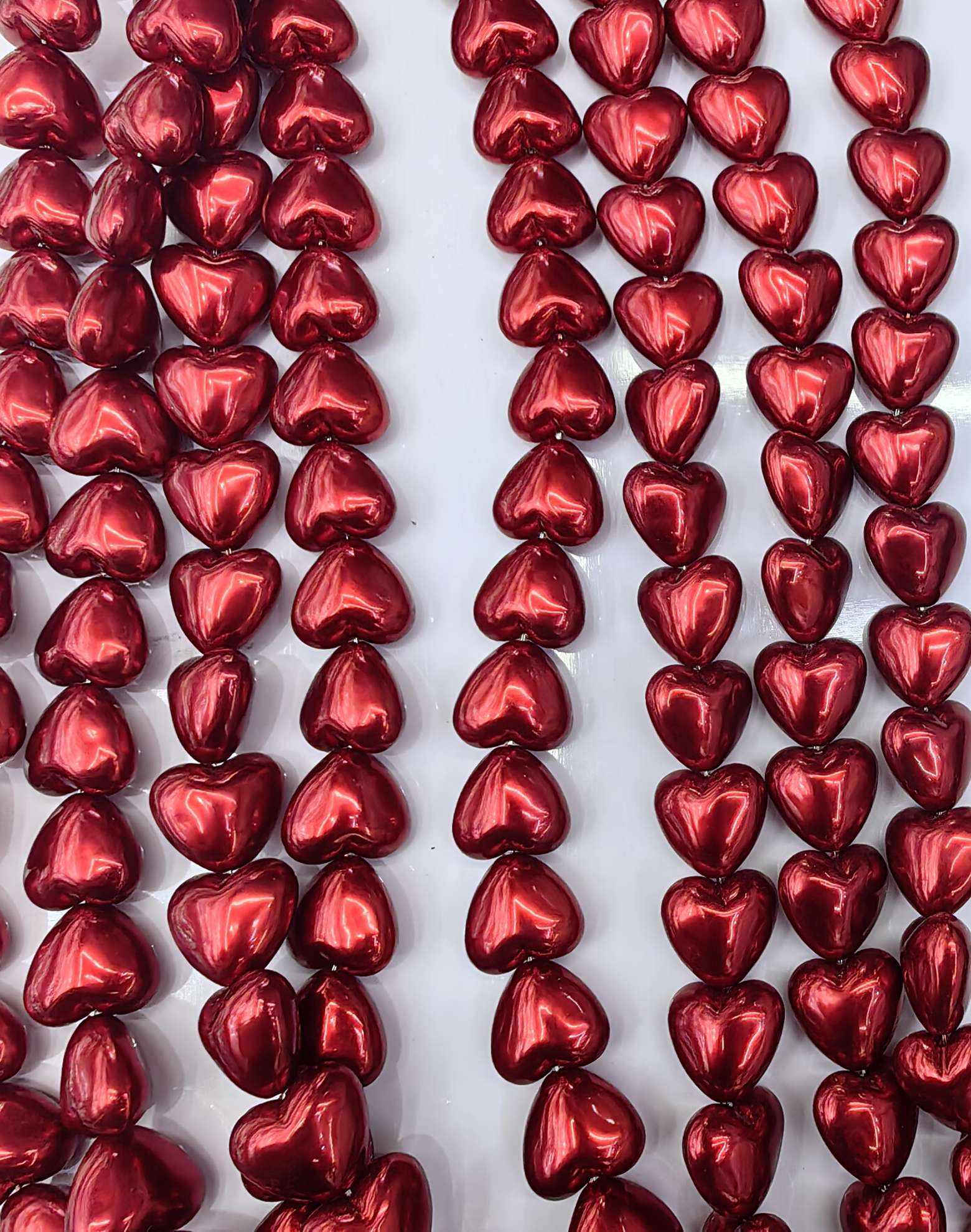 Red beans from the south, pearls of yearning. The passionate and fiery heart-shaped pearls infuse the ancient poetry into modern accessories. A single piece falls on the neck, pairs are reflected in the ears, strung together into a chain, locking in every moment of the heart's flutter Application Scenario