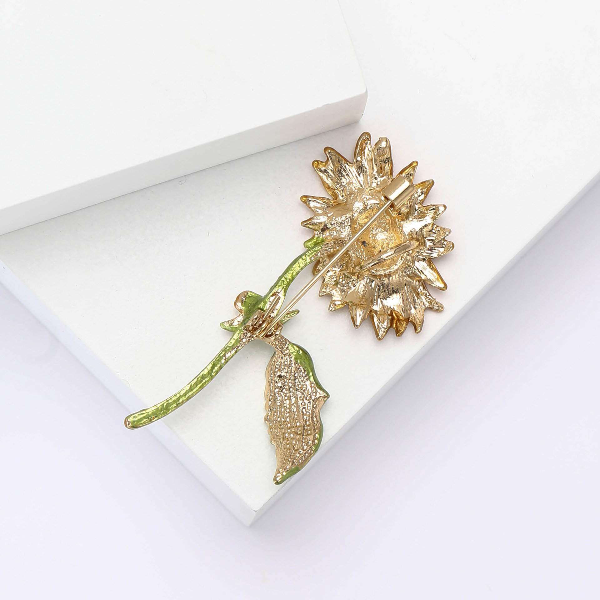 Korean-style simple and fashionable alloy enamel sunflower brooch, sunny and elegant women's clothing brooch accessory pin Item Picture