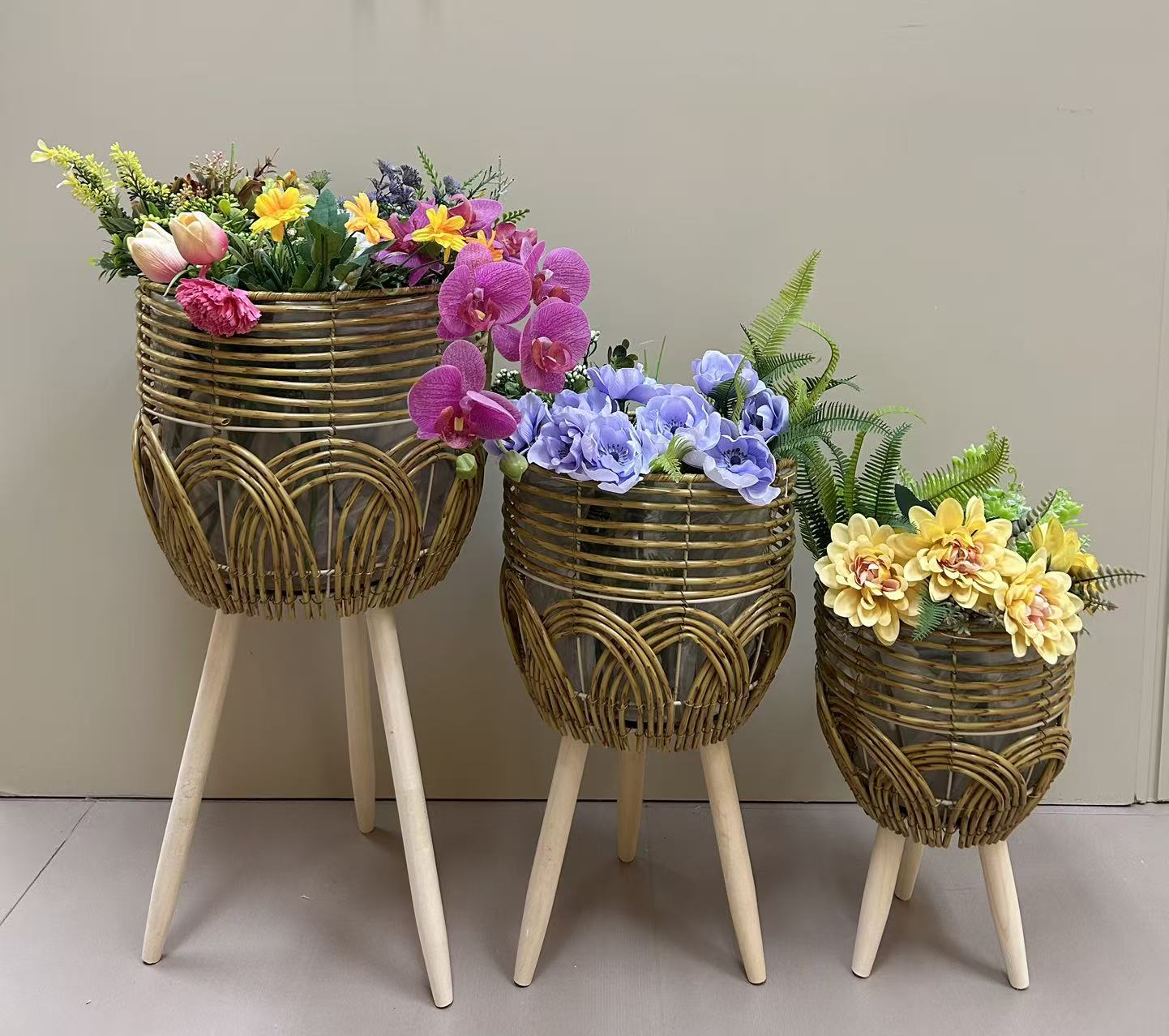 Nordic style creative, pure handcrafted, outward-woven flower baskets, wooden legs, high flower stands, floor-standing indoor and outdoor decoration, green ivy, garden potted plants, regenerated flowers, small potted plants grown by oneself, 2 potted plants
