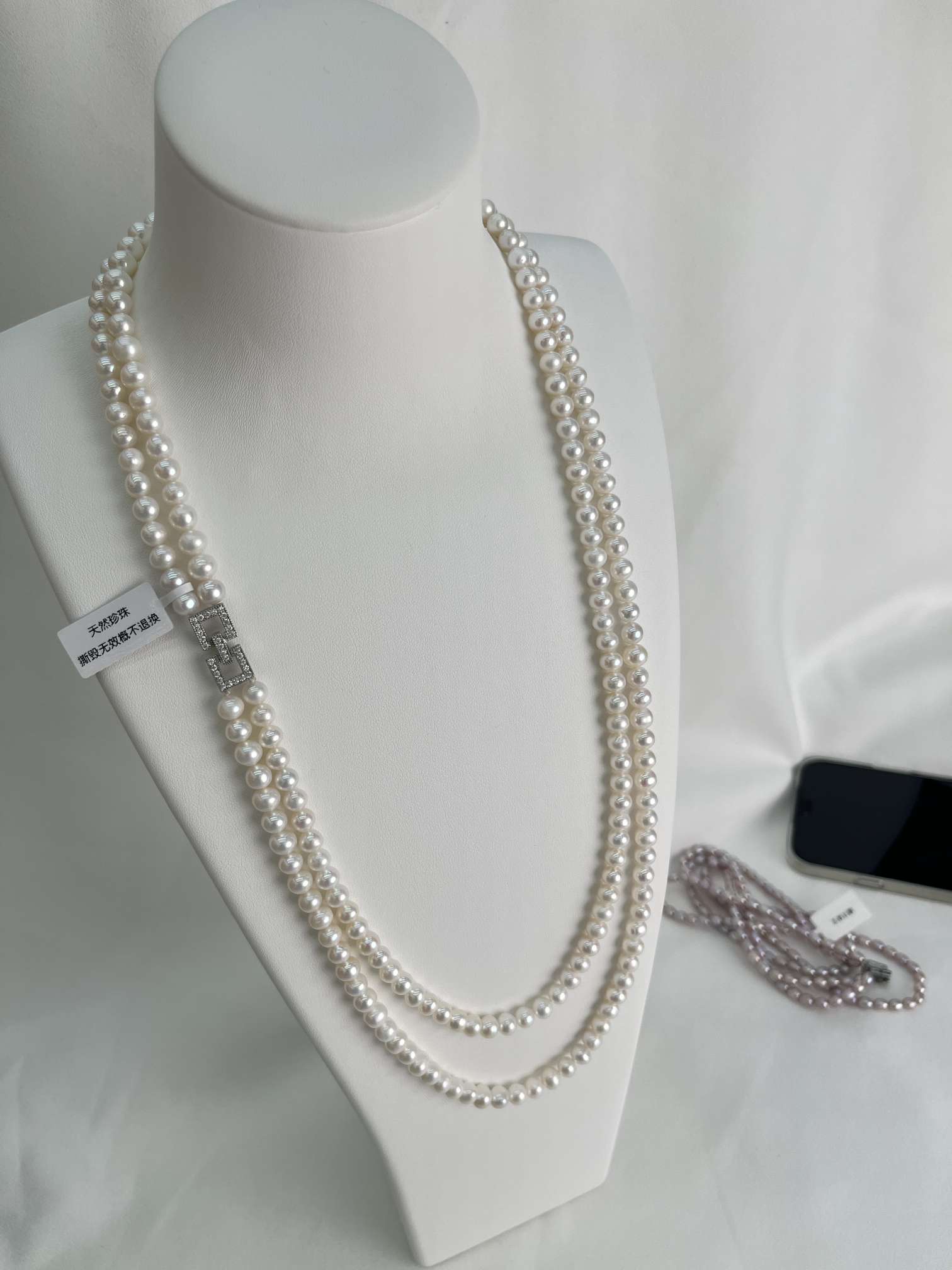 The double-layer square buckle natural pearl necklace features a noble and elegant design, with bright and dazzling white nearly round pearls details Picture