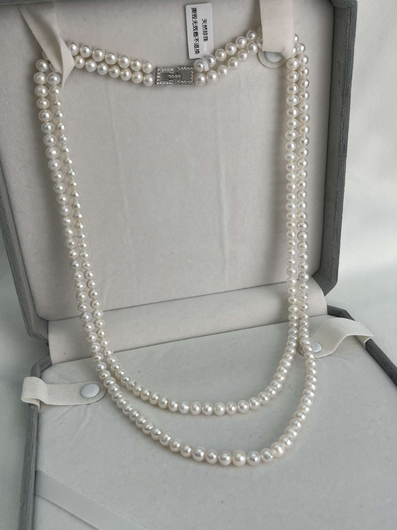 The double-layer square buckle natural pearl necklace features a noble and elegant design, with bright and dazzling white nearly round pearls Specification image