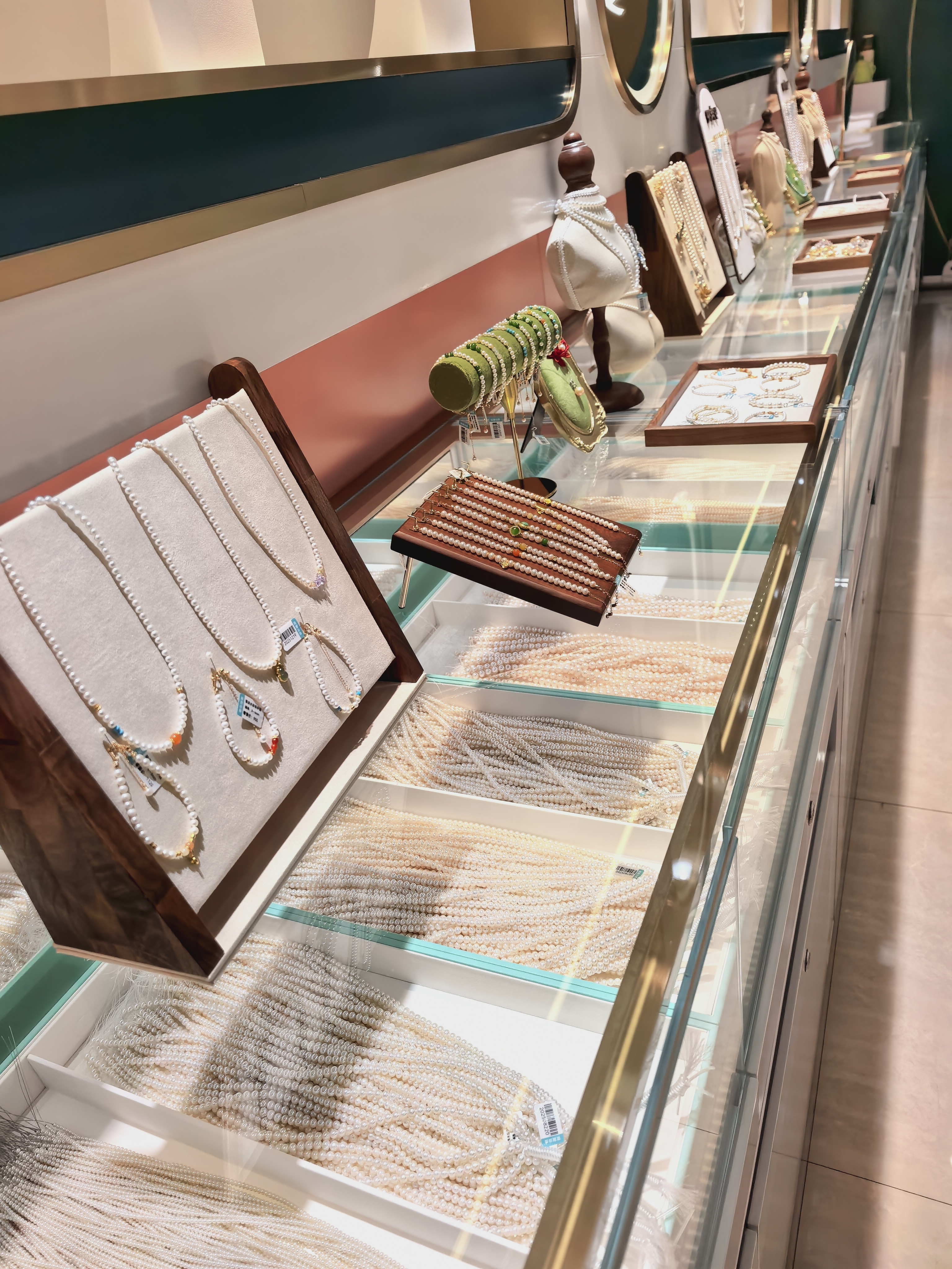 Shun loves pearls describe pic - 3